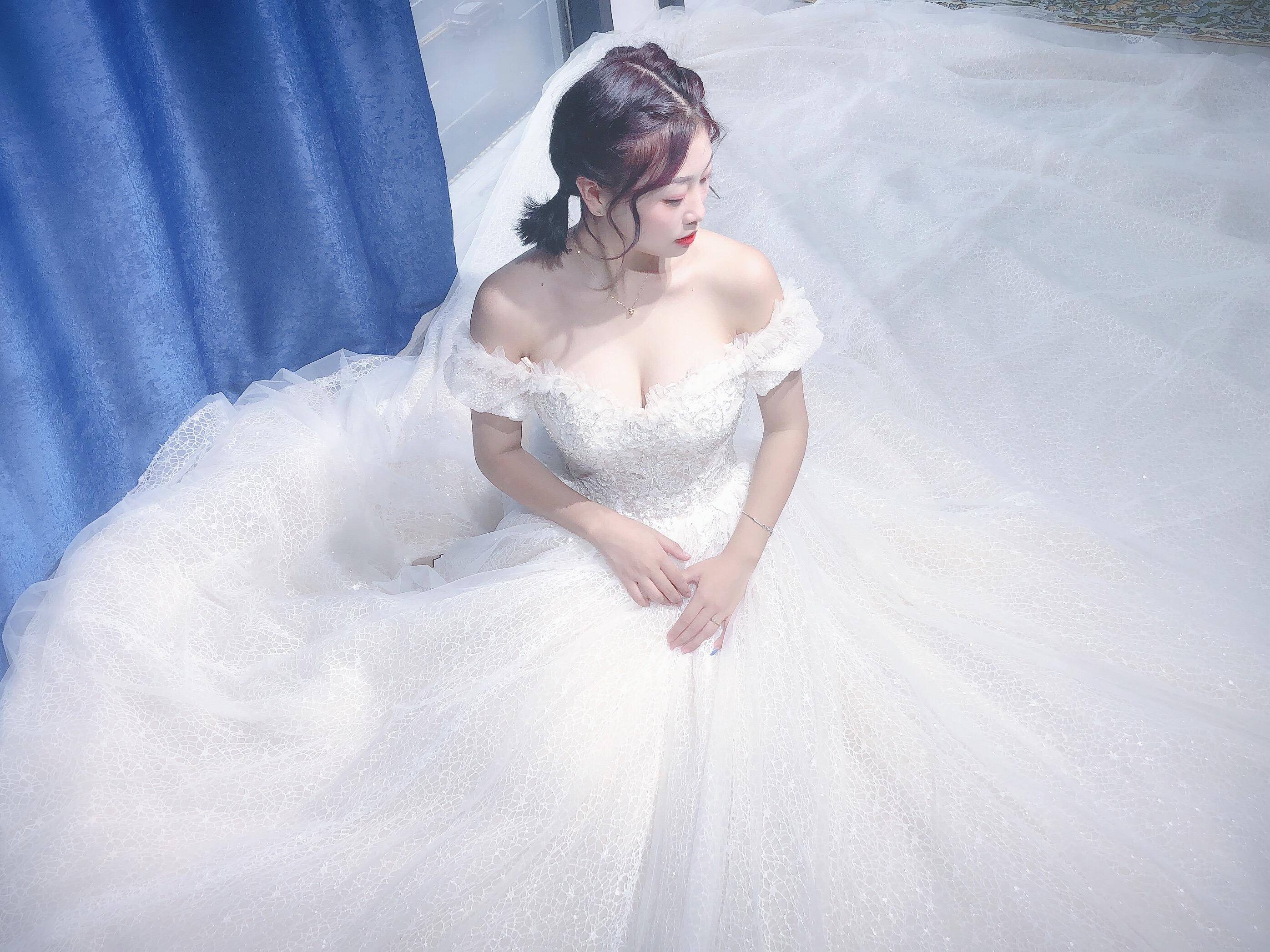 ［显瘦必备］泡泡袖一字肩长拖尾婚纱