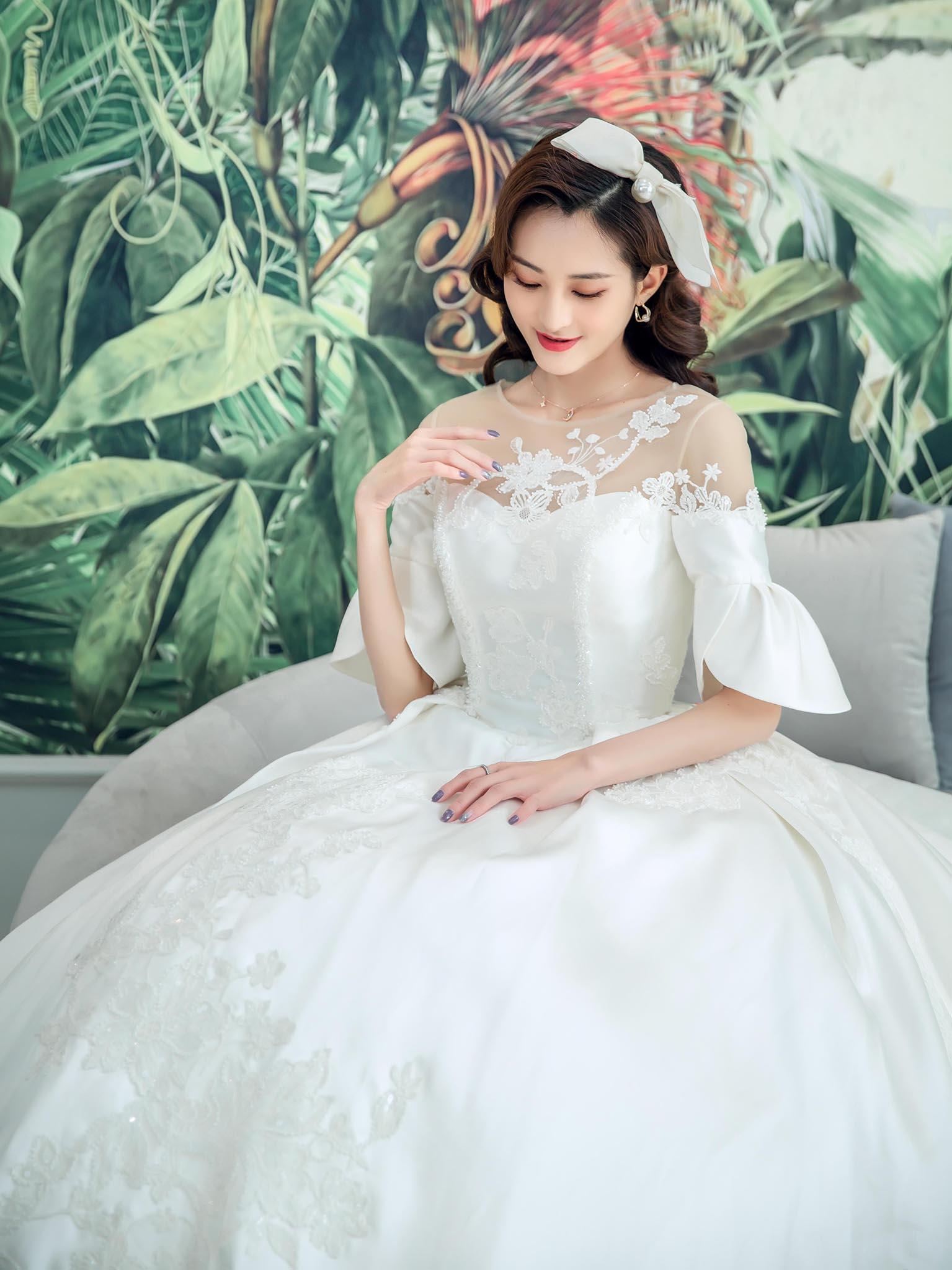缎面甜美荷叶边泡泡袖婚纱礼服 娇小型新娘必试