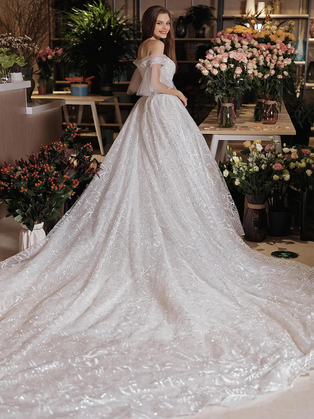 主纱设计大气拖尾优雅婚纱