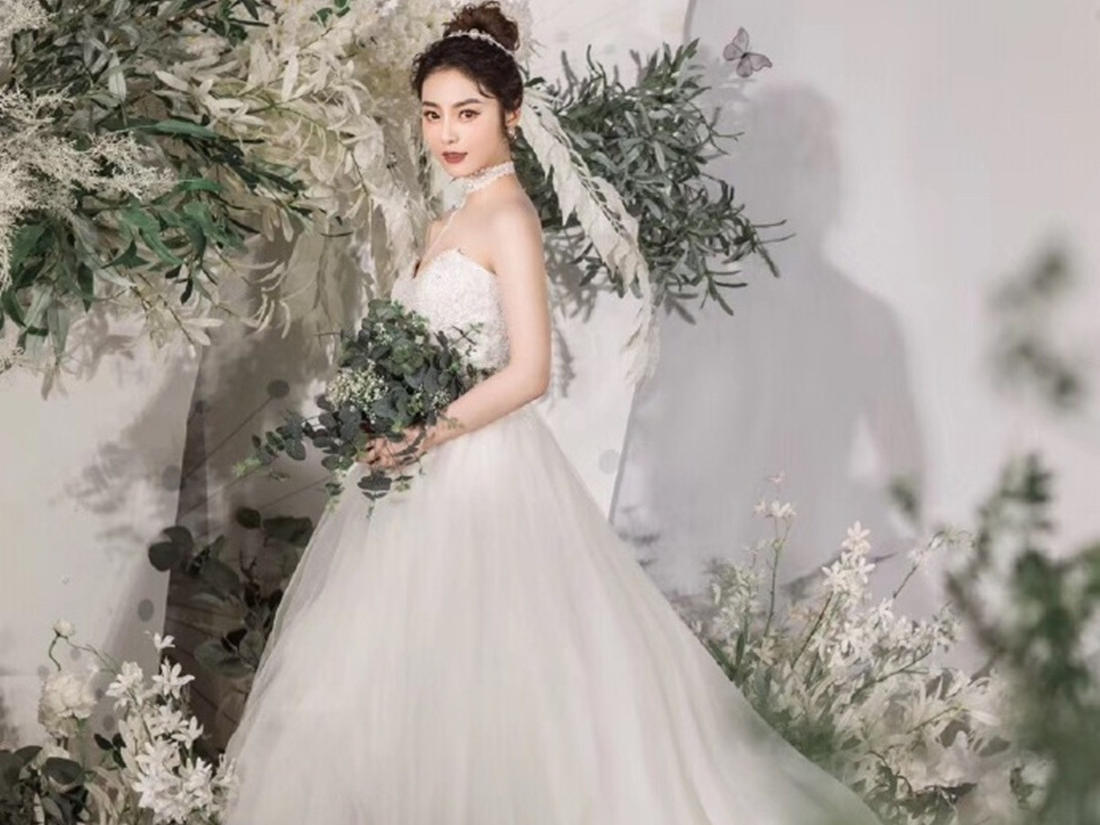 品奢进口面料婚纱套系  主拖尾纱套餐+加新娘跟妆