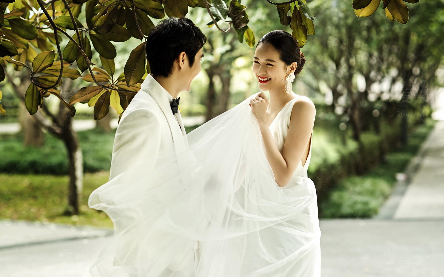 请吃饭的漂亮姐姐！INS风复古婚纱照！抢订送试妆
