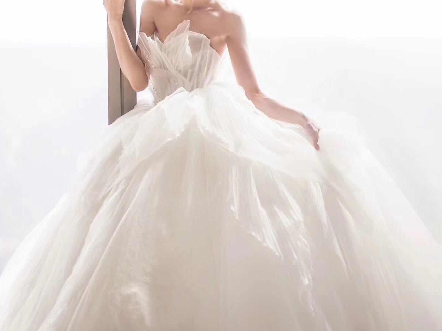 维多利亚跟妆+婚纱或中式+礼服+伴娘服