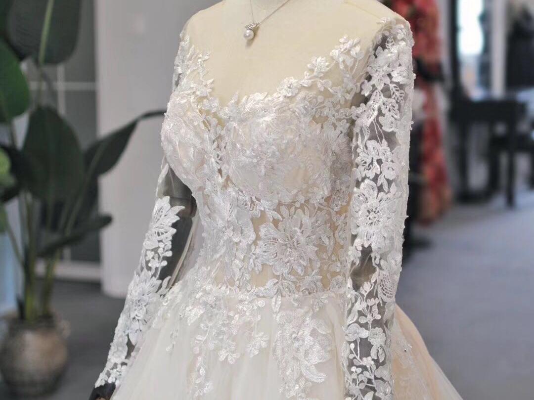 新人热推设计师品牌套系：中式+拖尾+晚礼+伴娘服