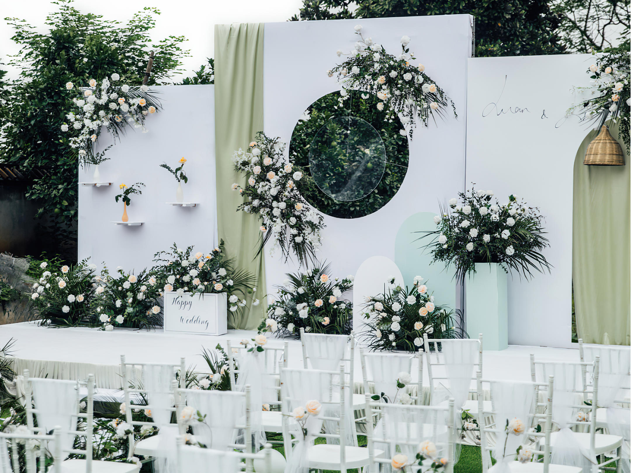 白绿色高品质小预算户外婚礼含四大金刚