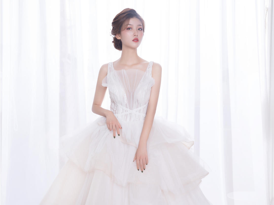 【超值租赁】奢华高端定制婚纱+钻石跟妆+伴娘服