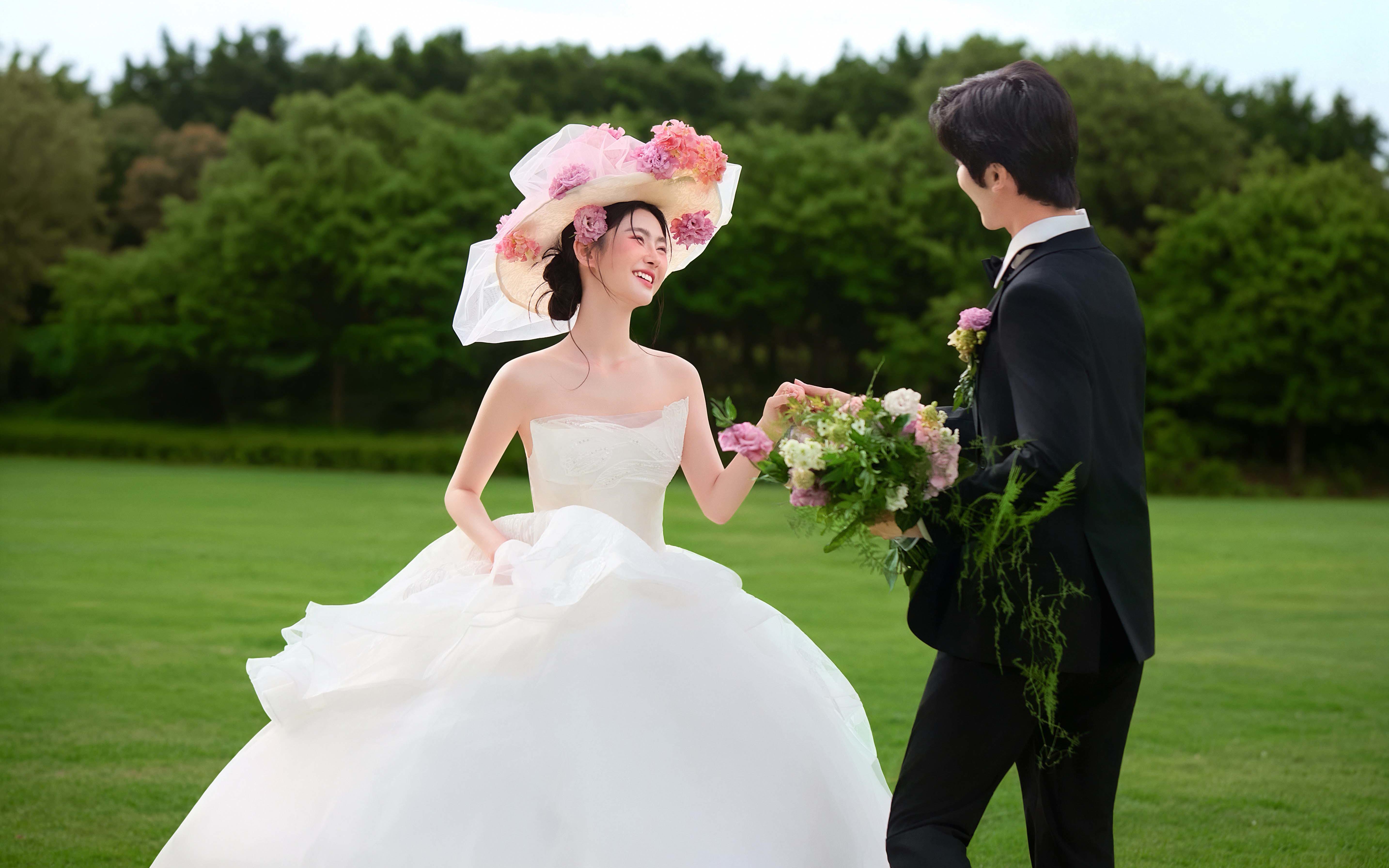 好会拍呀 清新法式草坪婚纱照太出片了