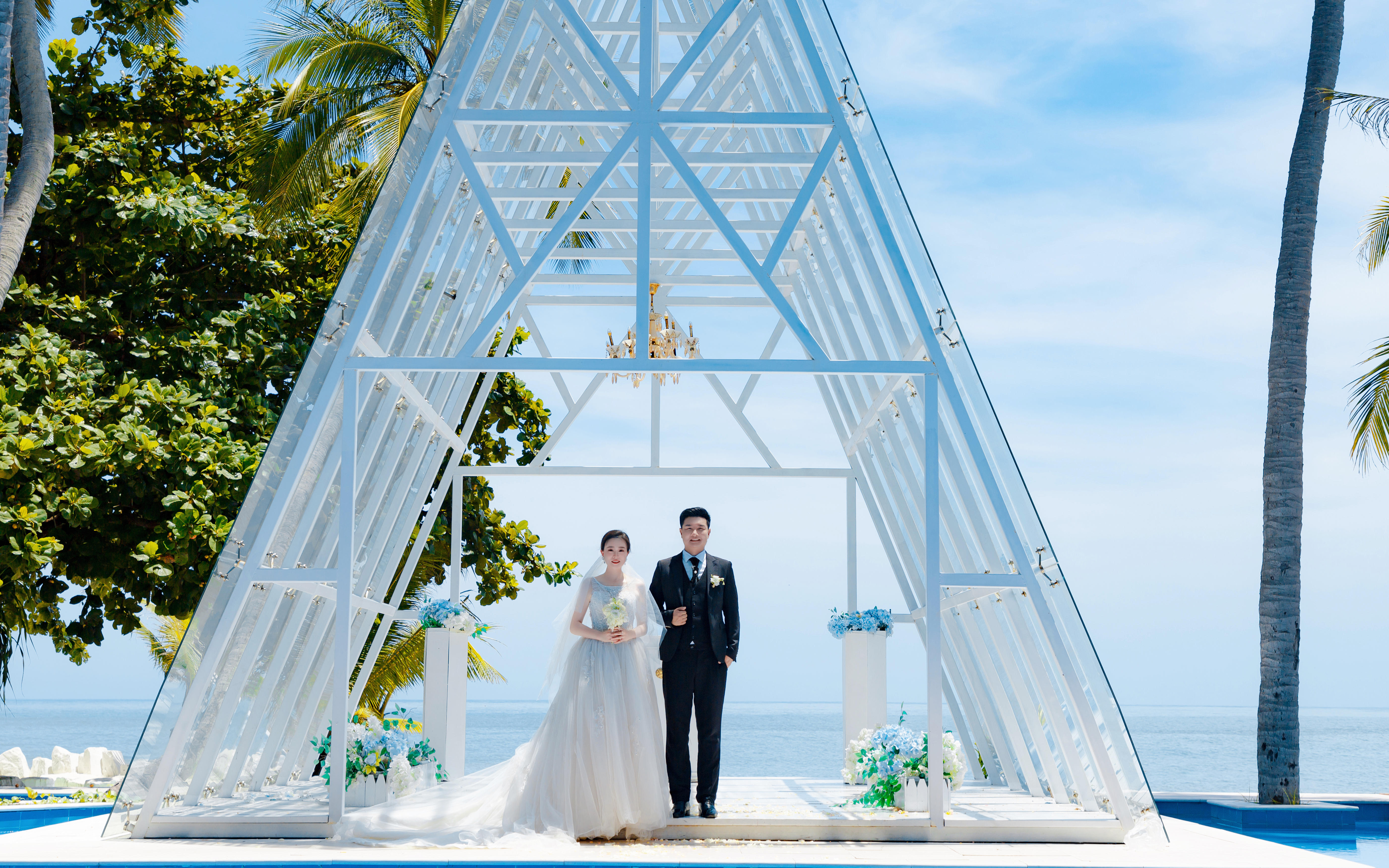 这对新人也太会拍了吧~礼堂婚纱照模板