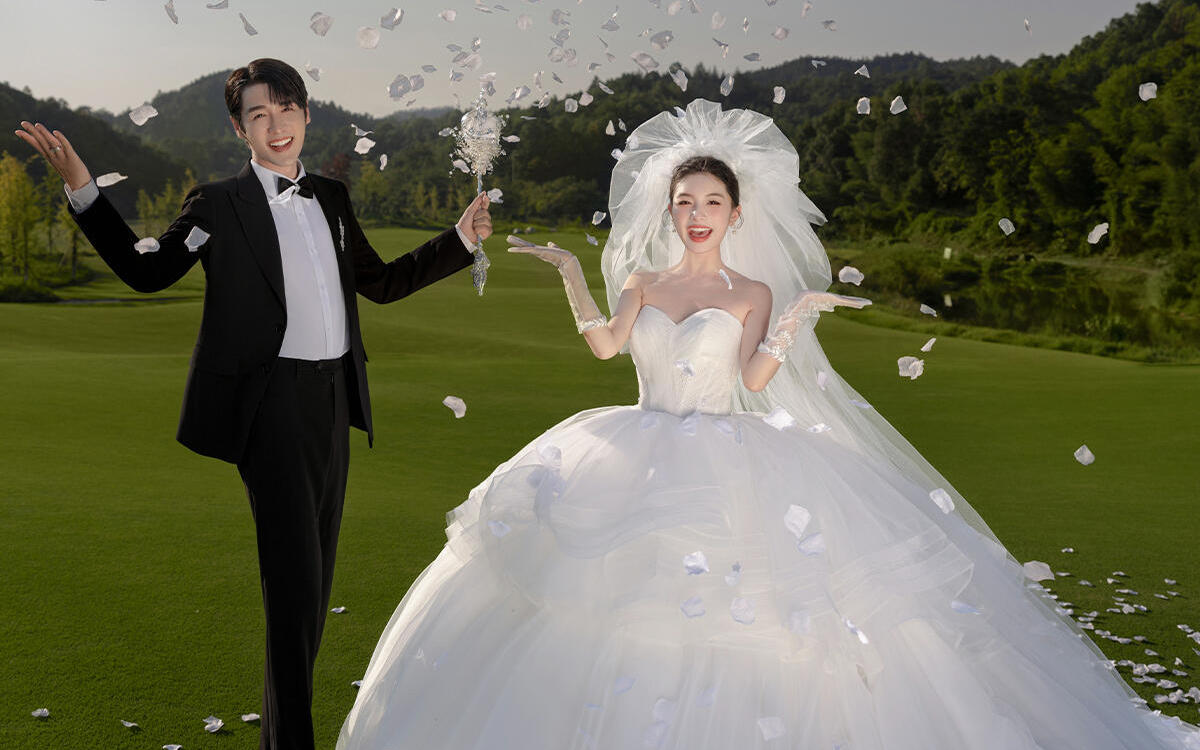 草坪婚纱照这样拍🍃生命力简直爆棚啦‼