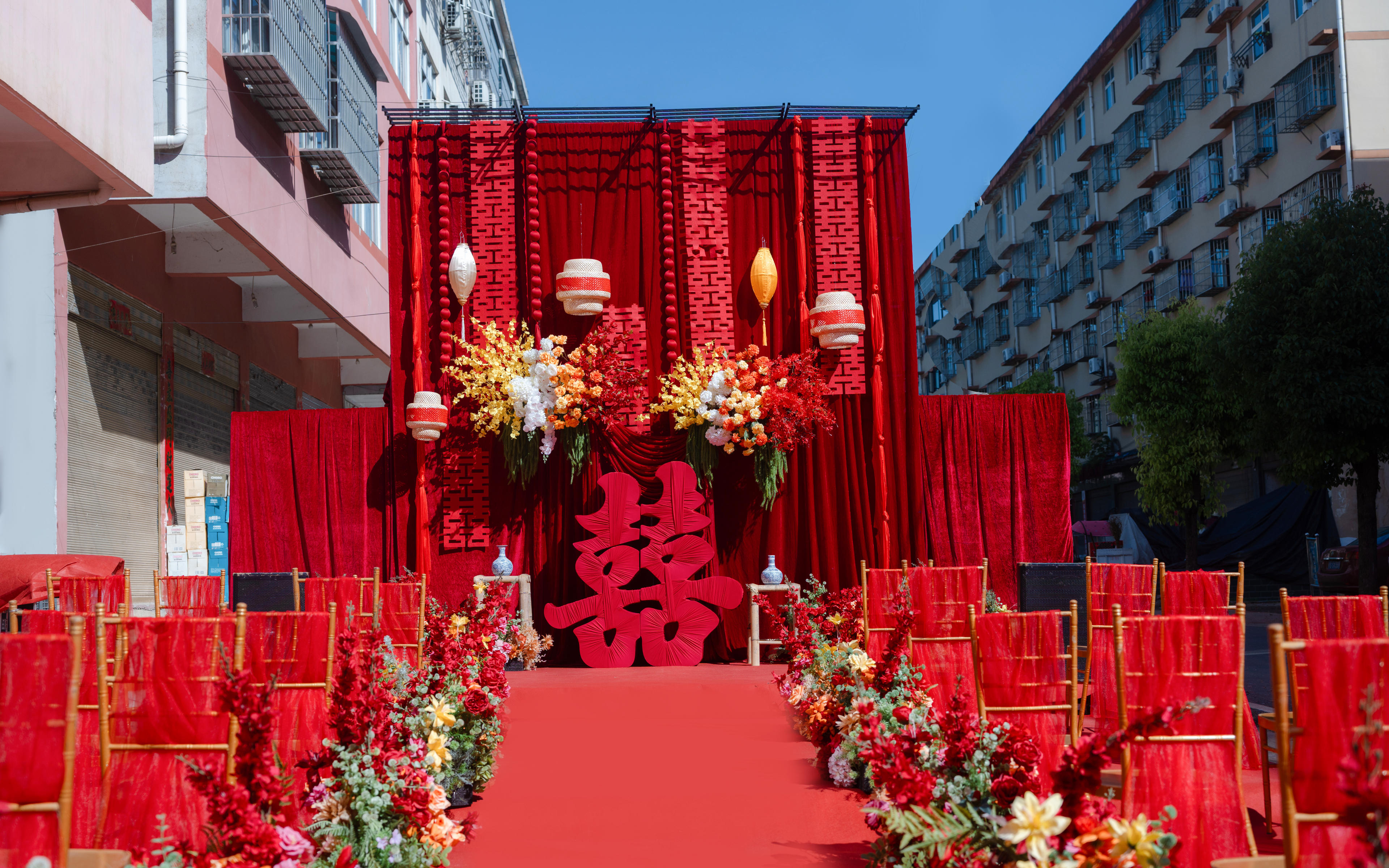 红幔挑高起，喜气满门庭