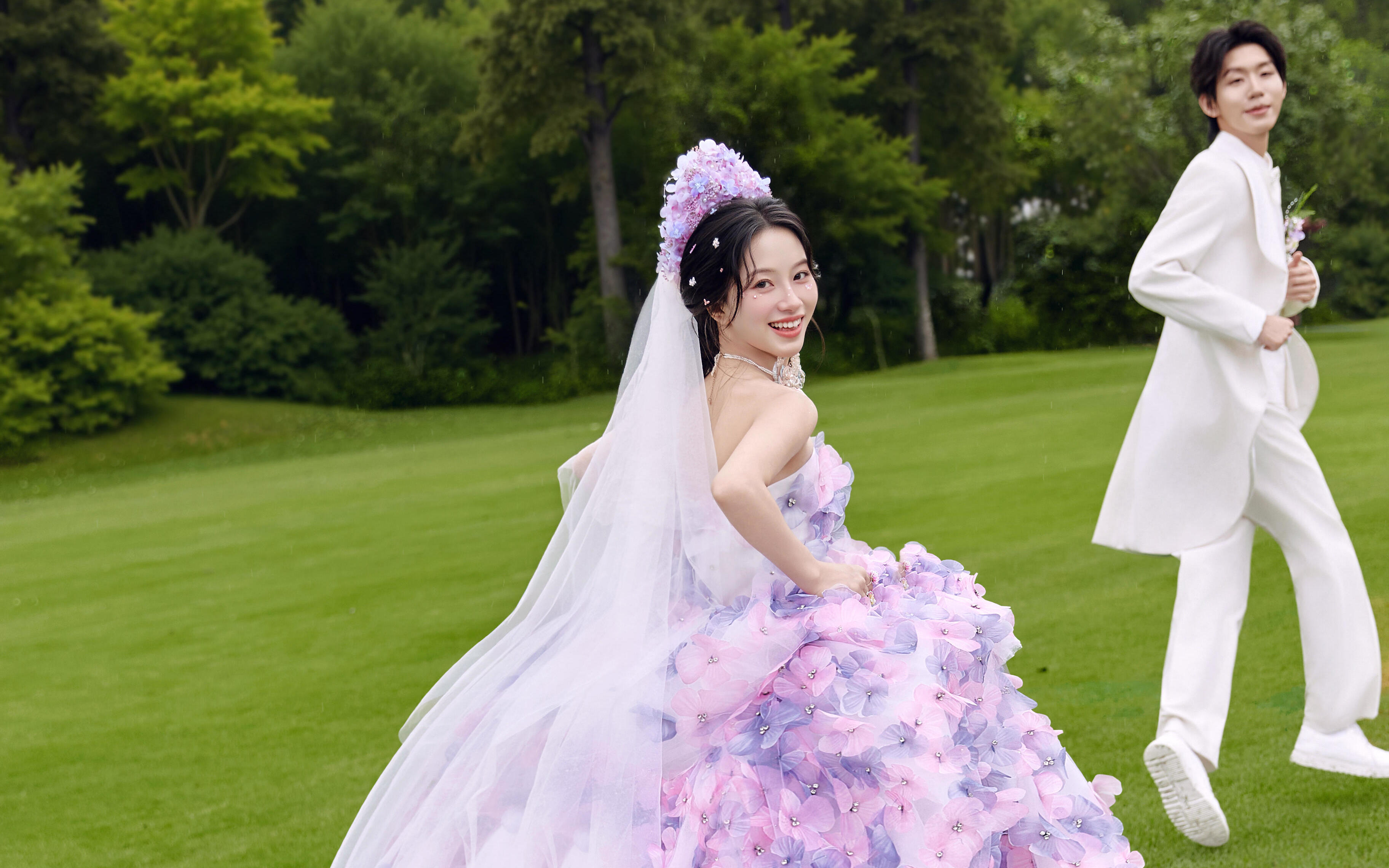 【美到犯規(guī)的紫色草坪婚紗照】