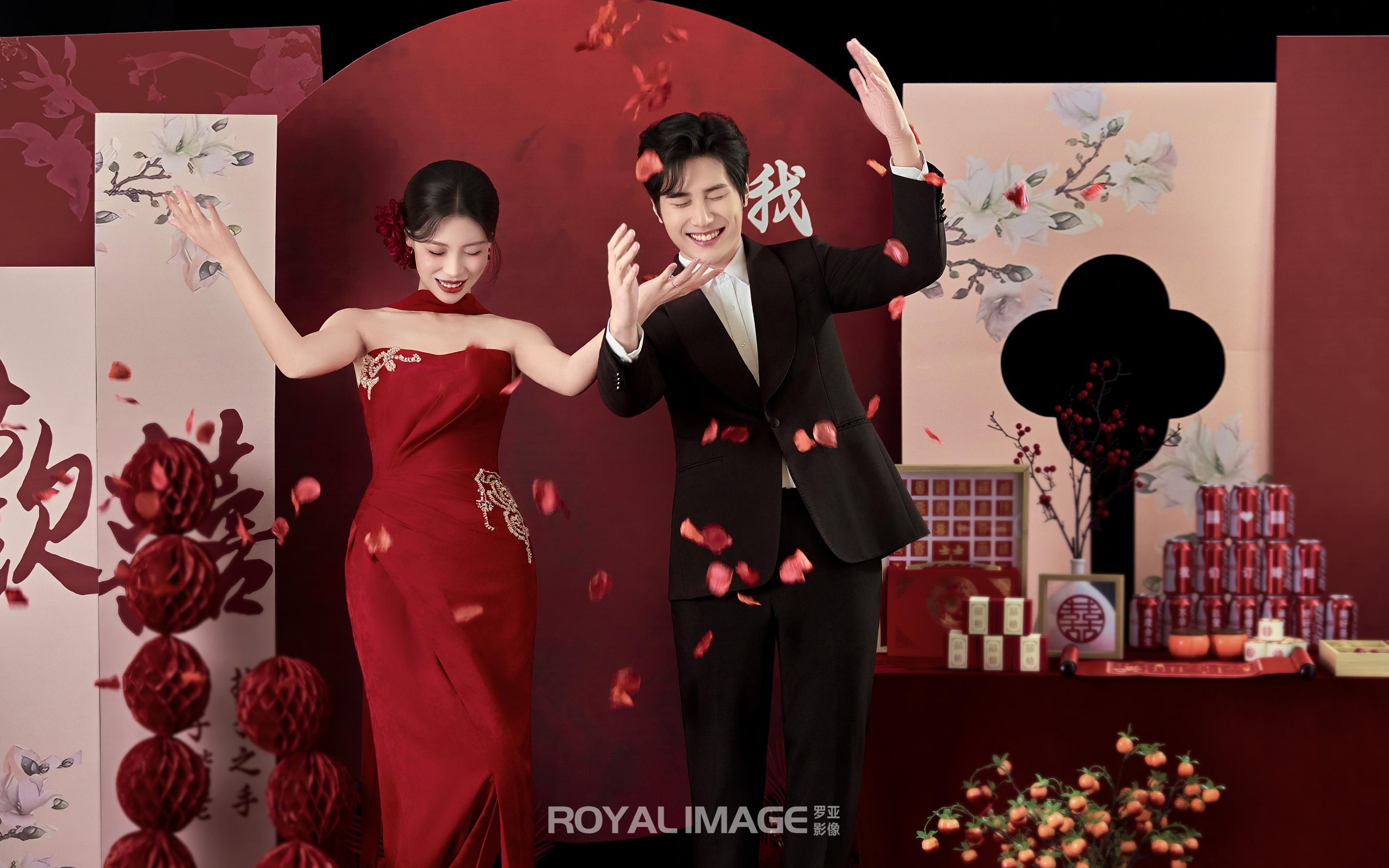 現(xiàn)在都流行拍的中式喜嫁風(fēng)“預(yù)制訂婚照”	??