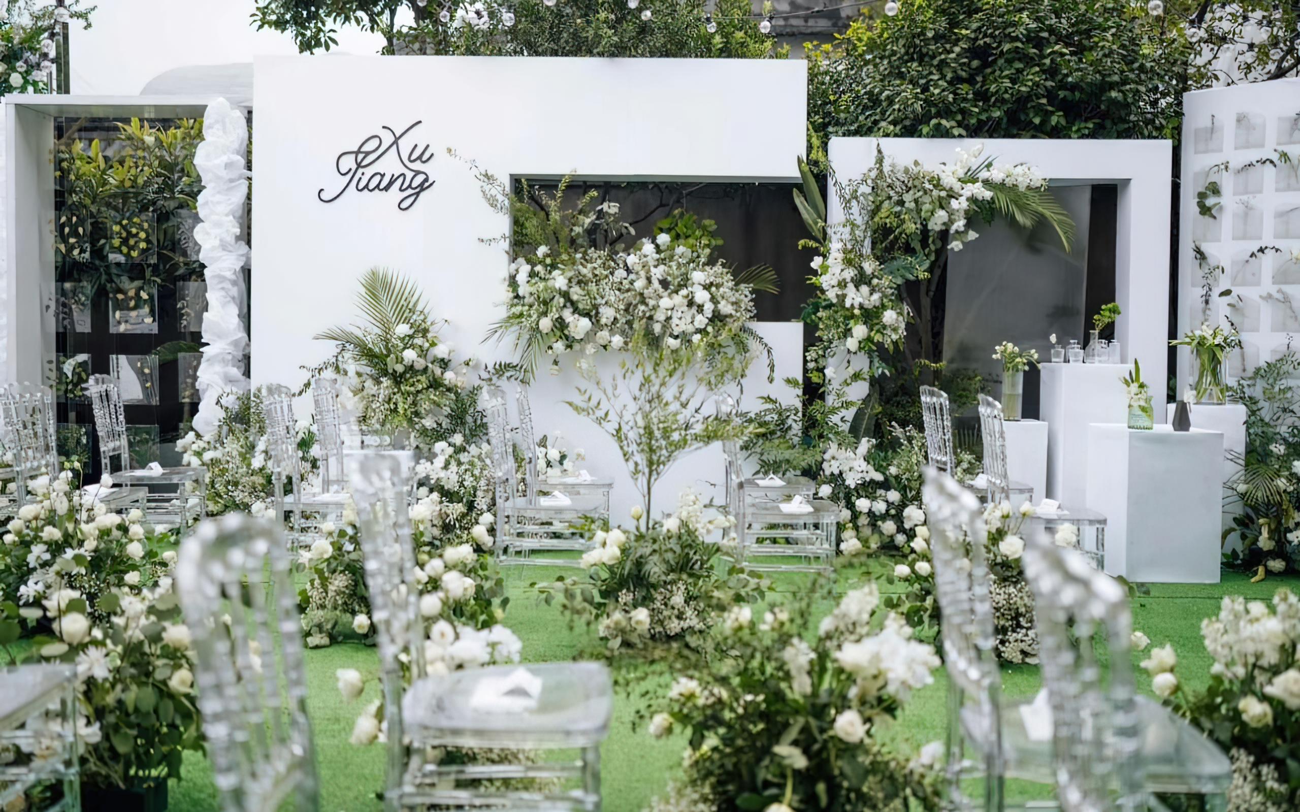 庭院花开满枝，绿植映衬浪漫婚仪