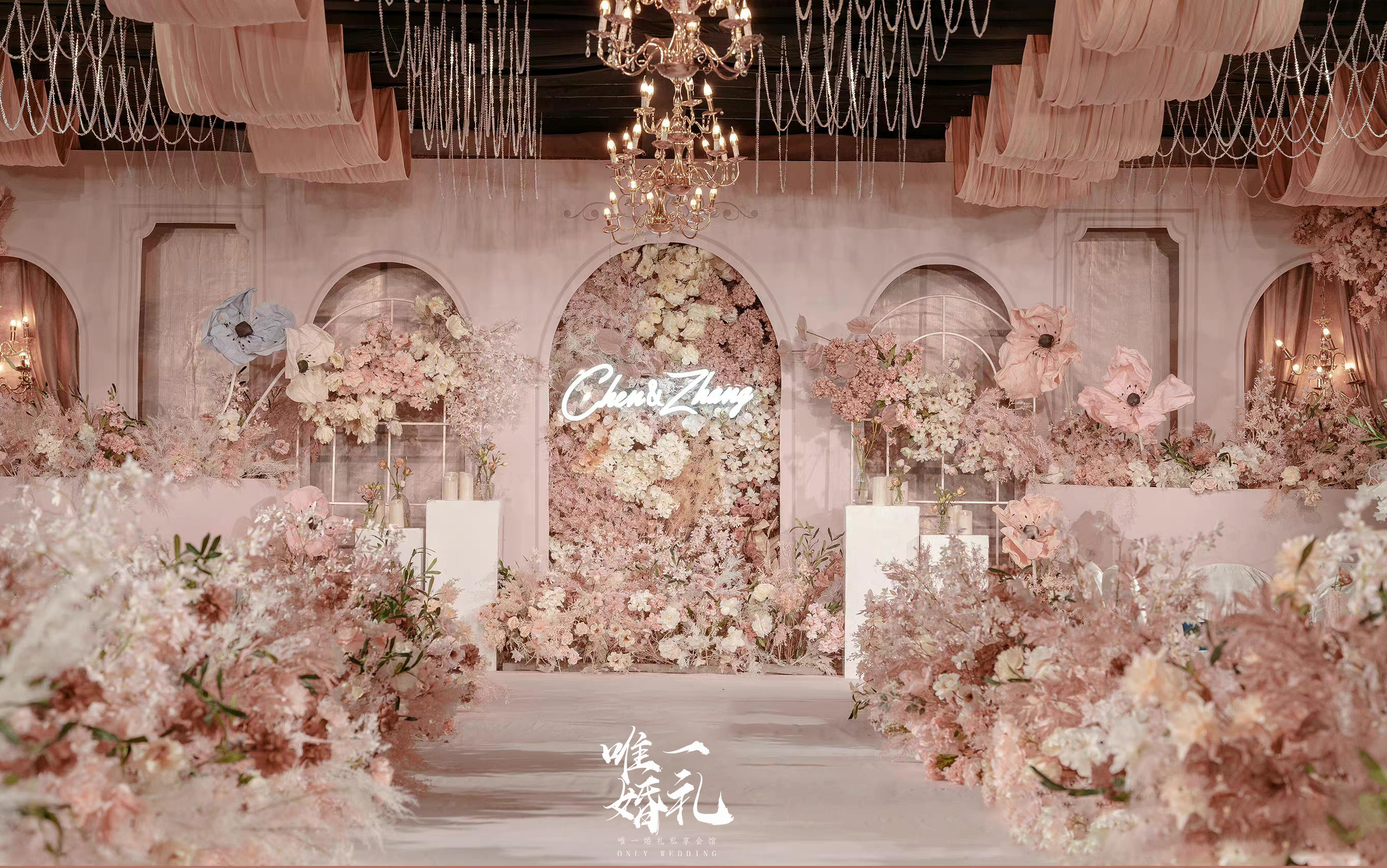 唯一婚禮香檳粉甜美花墻簡(jiǎn)歐風(fēng)法式婚禮——花香馥郁