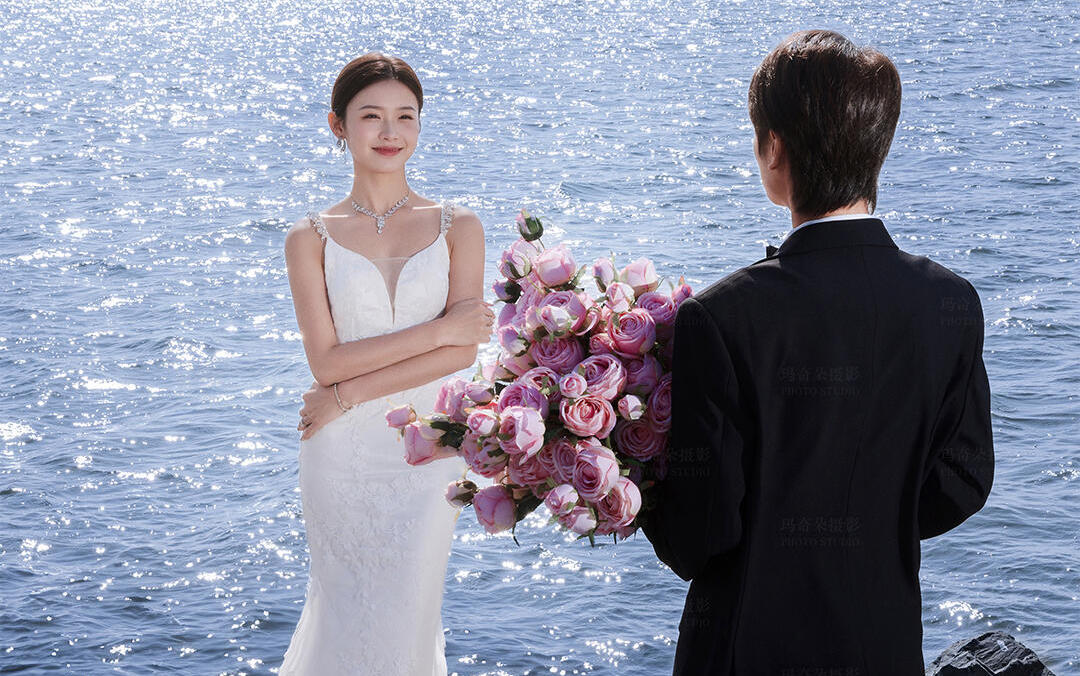 【礁石海波光粼粼的海岸與礁石】