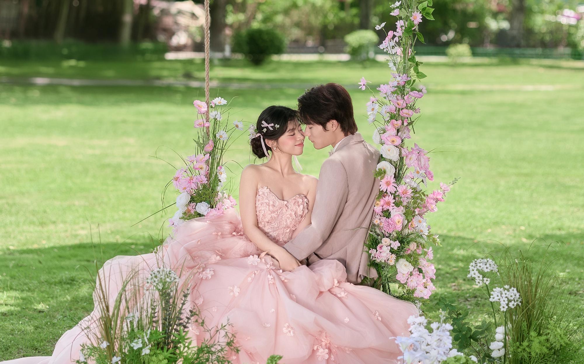 救命??真的要被粉色花神婚紗照美暈?