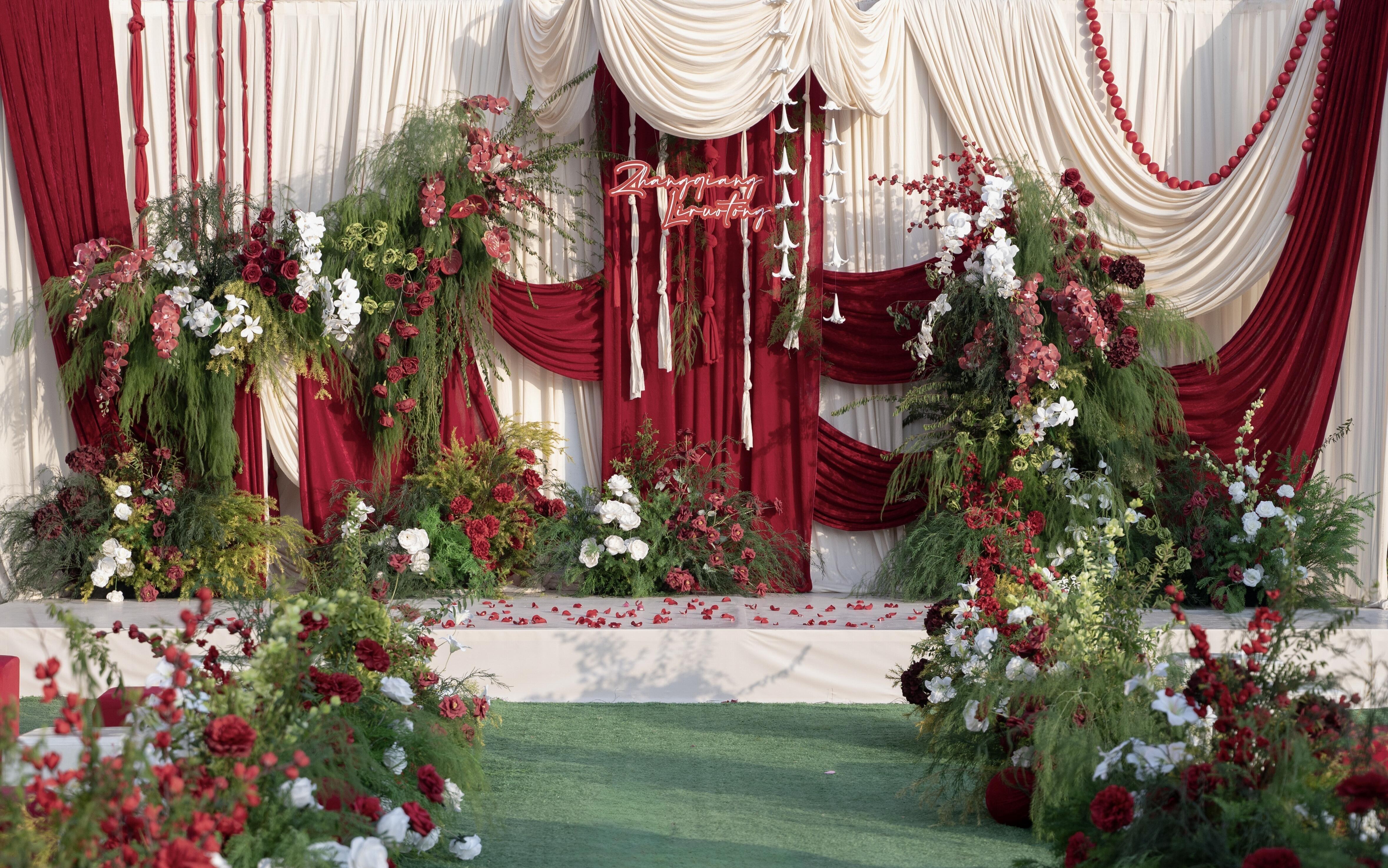 戶外婚禮 熱烈紅與溫柔香檳 氛圍感拉滿