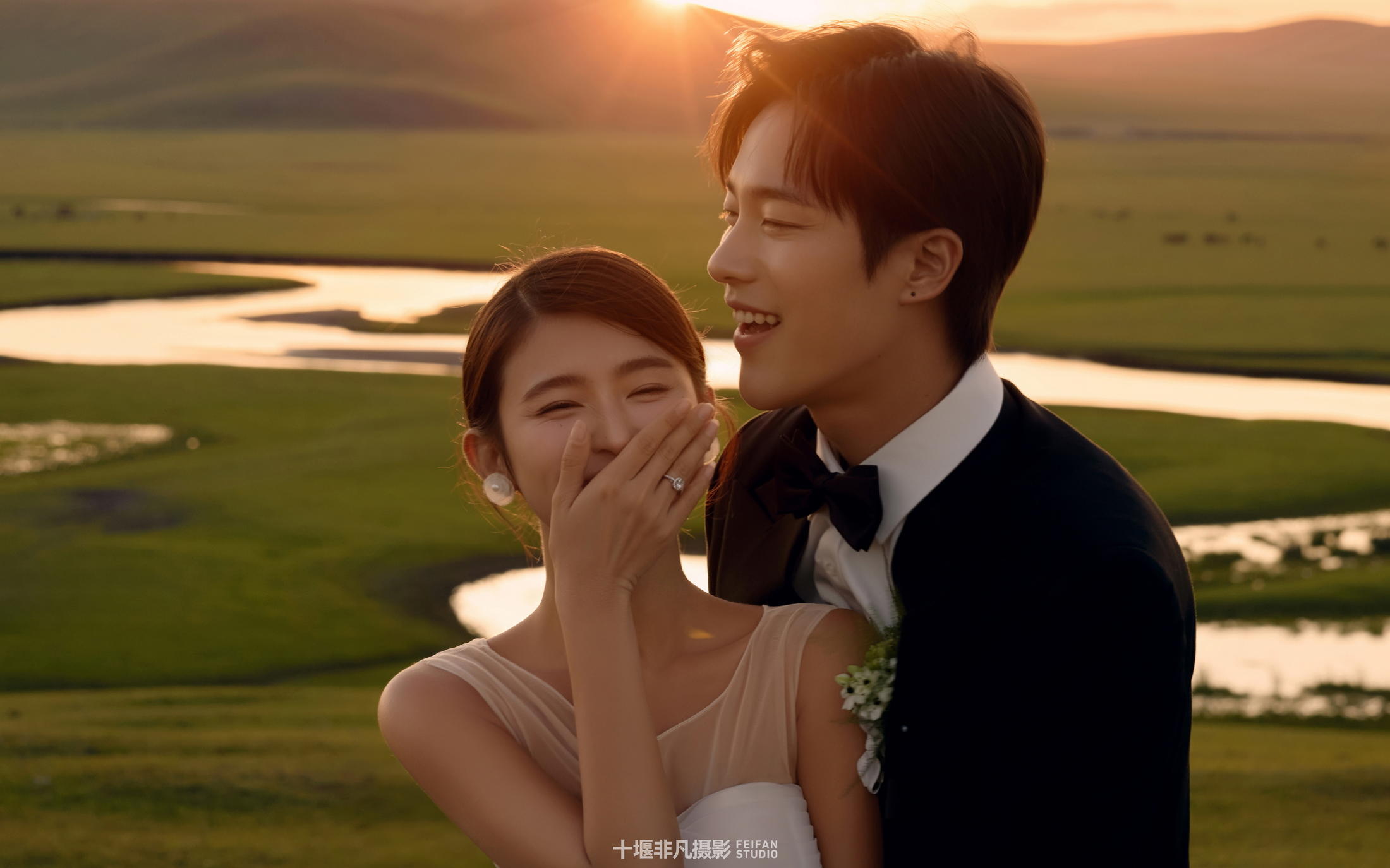 夕阳草坪婚纱照~