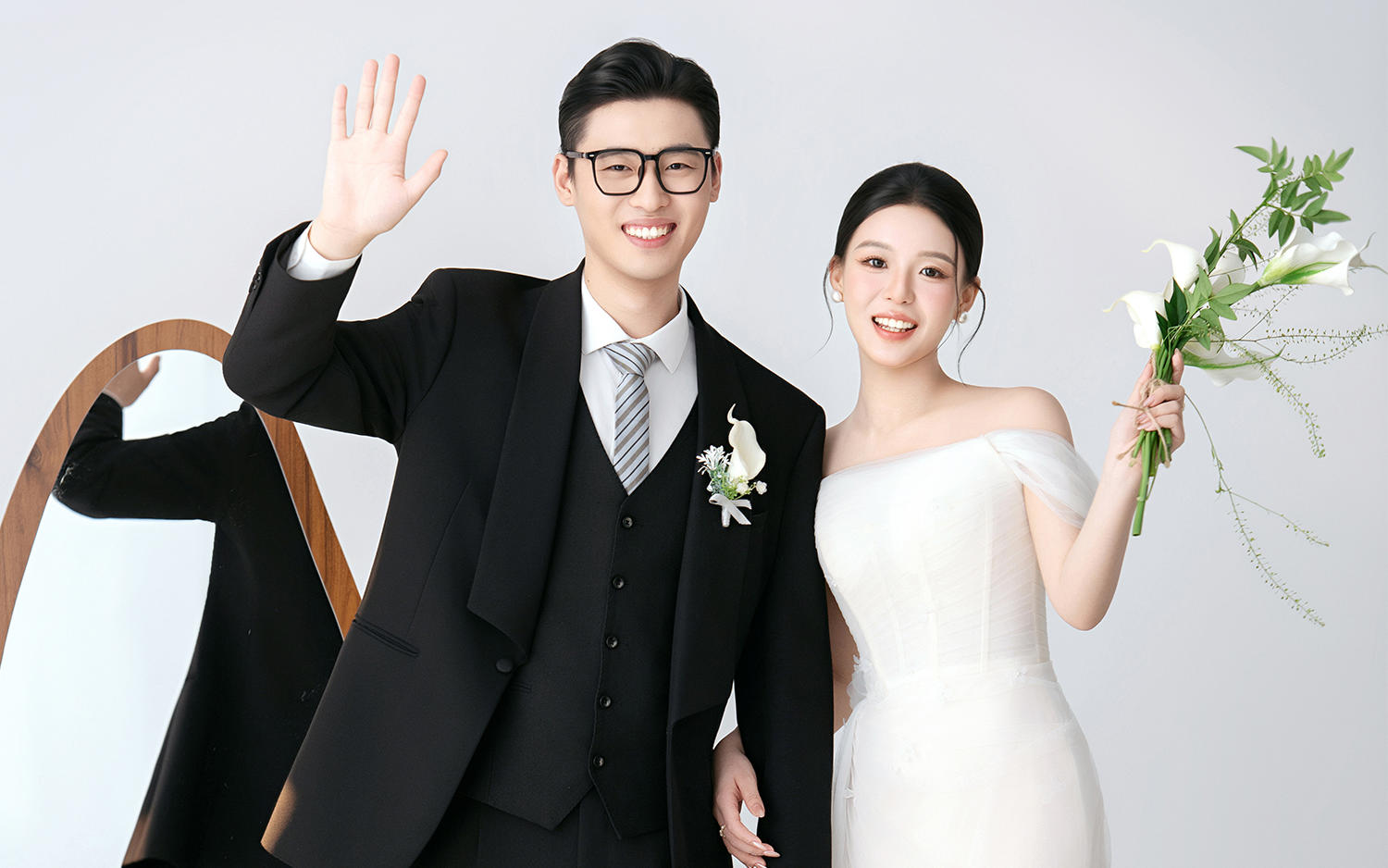 室内松弛婚纱照，轻纱裙摆连光都在说我们甜