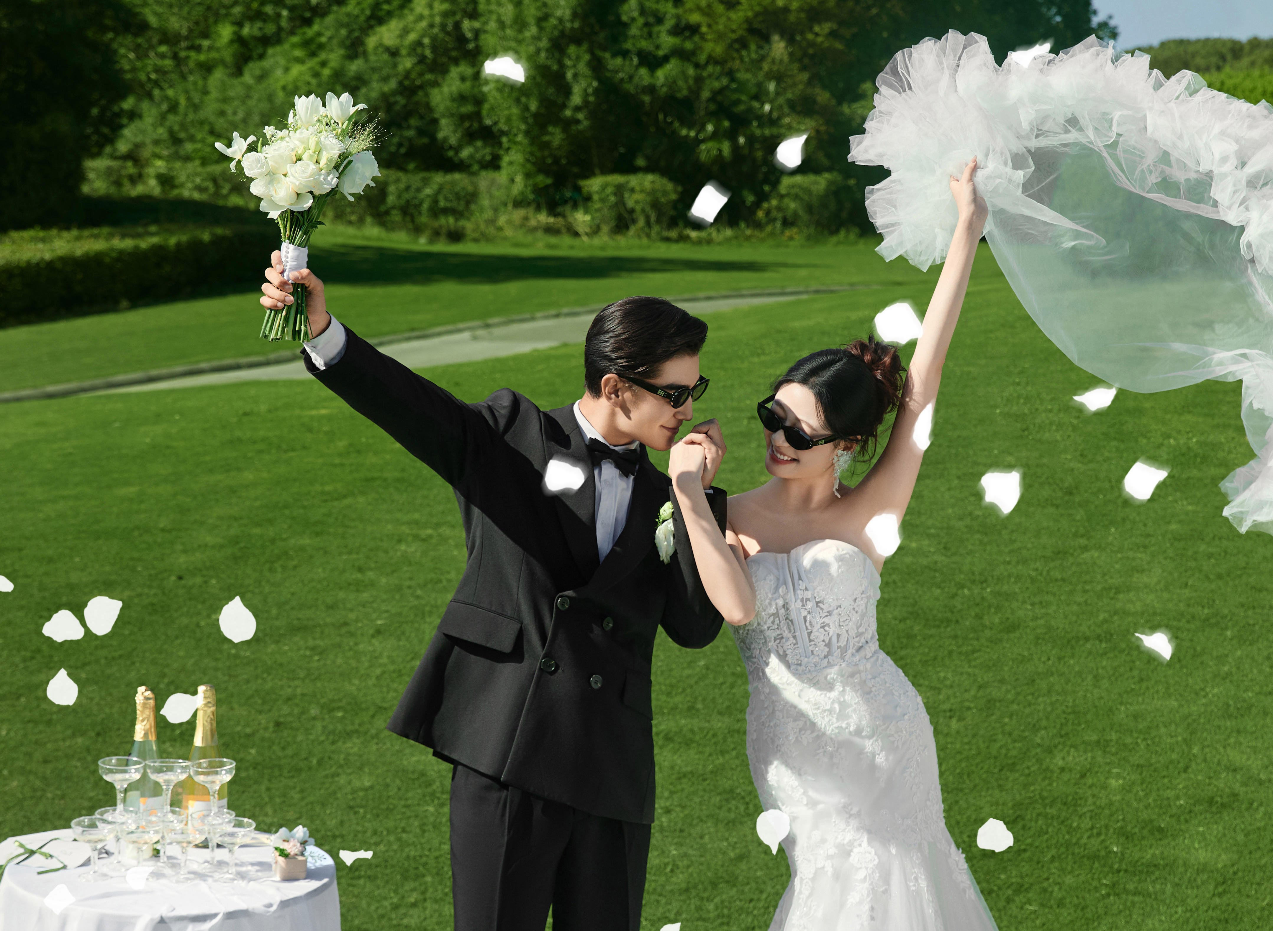 哇😎草坪婚纱照外景拍真的绝