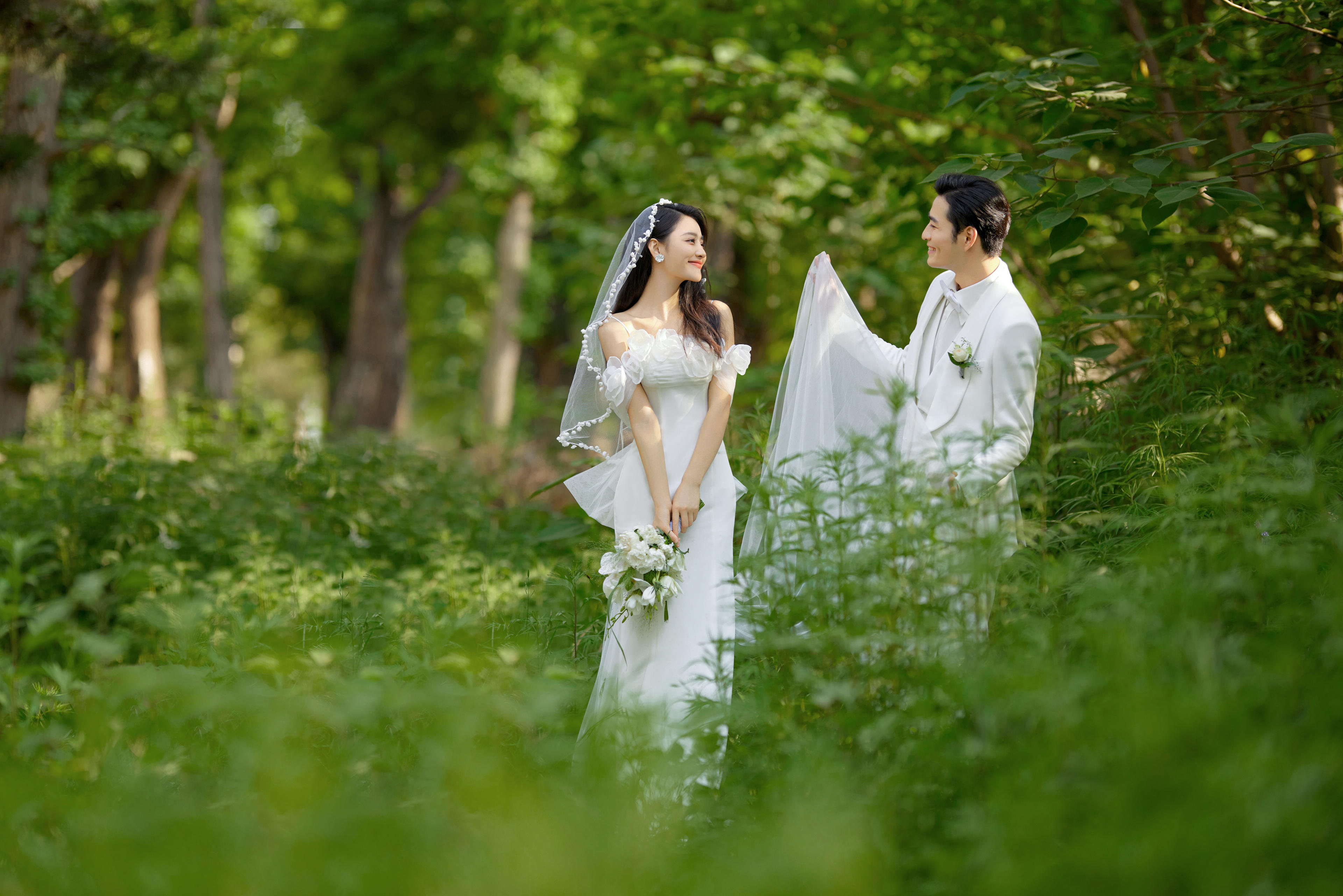 仪式感满分💯甜度超标的纪实森系小树林婚纱照