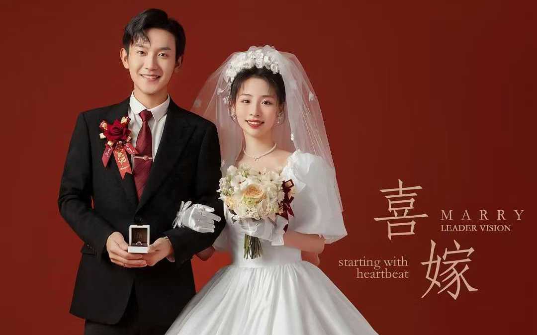 复古红底婚照：泡泡袖婚纱与喜本的甜趣仪式感