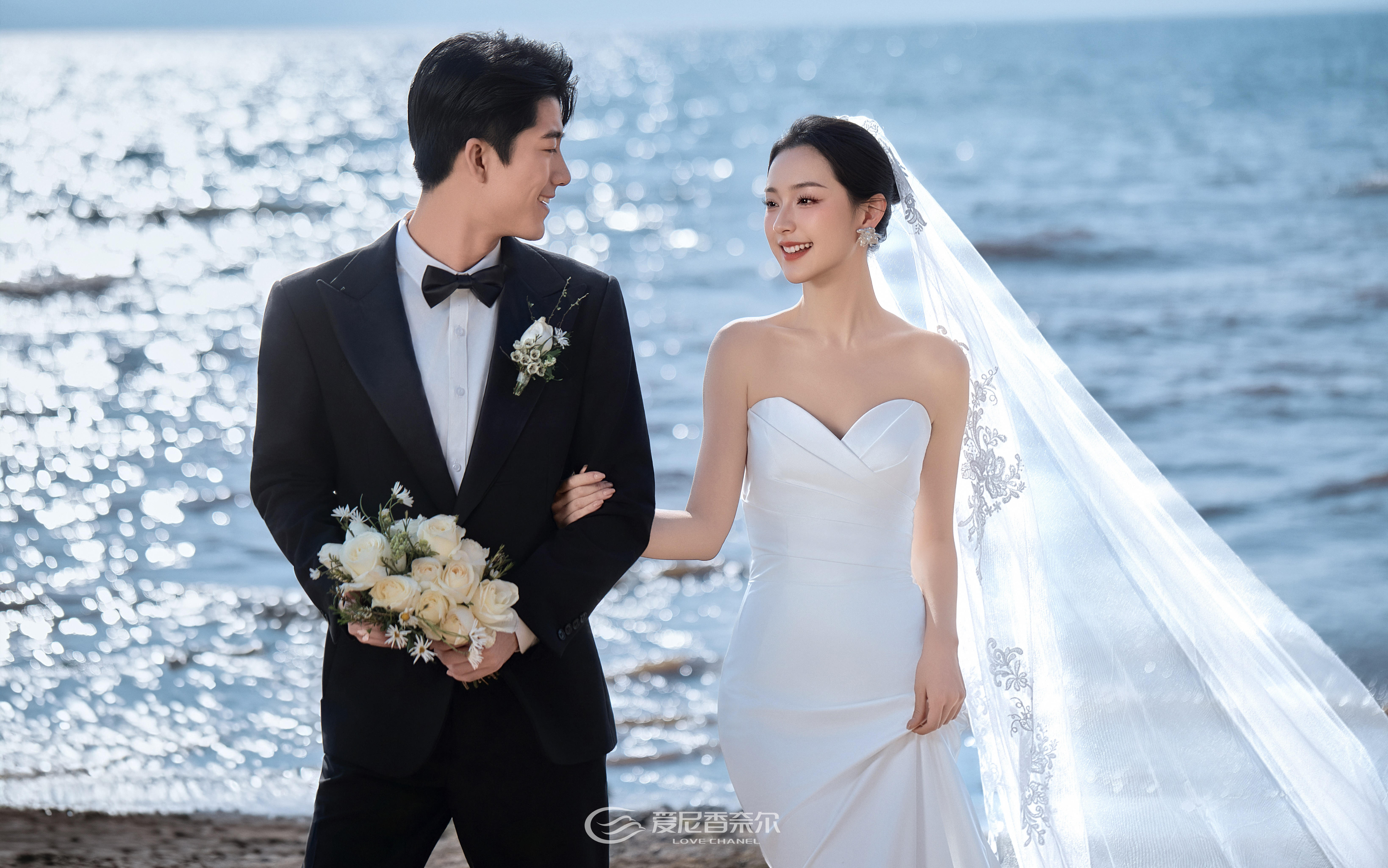 海边礁石婚纱照