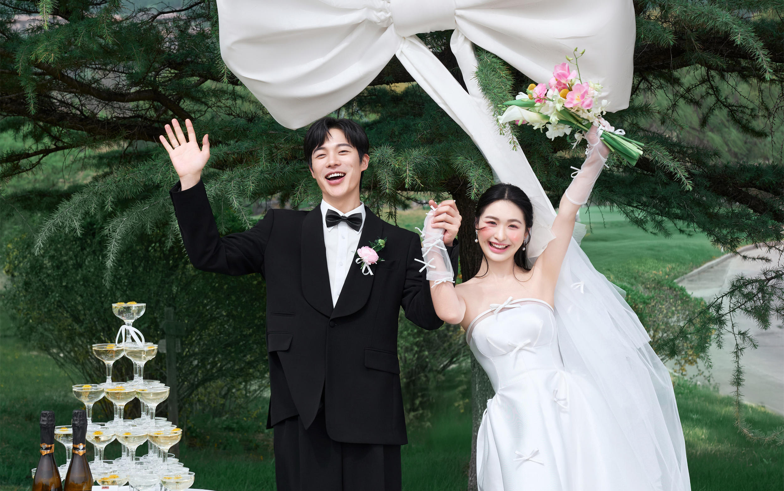 草坪婚纱照拍出电影感｜墨镜夫妇的仪式