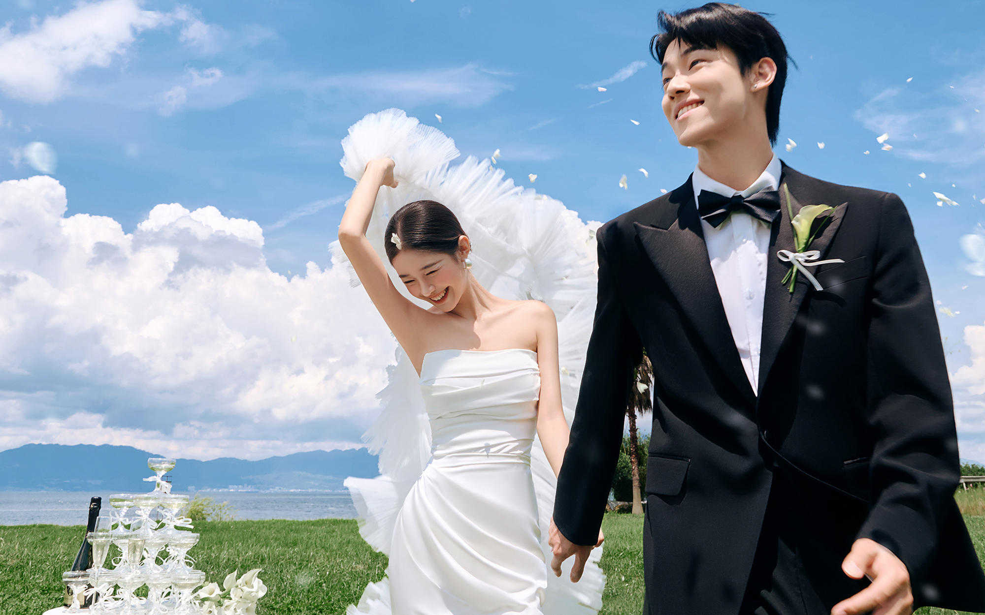 自由感万岁🌿✨拍到了超有生命力的草坪婚纱照💖