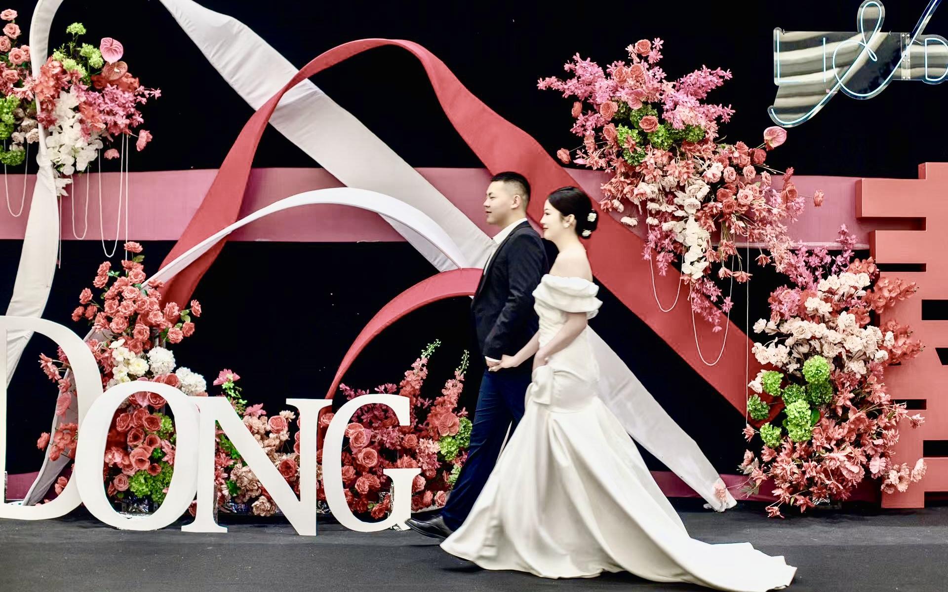 白色小清新布幔婚礼布置设计
