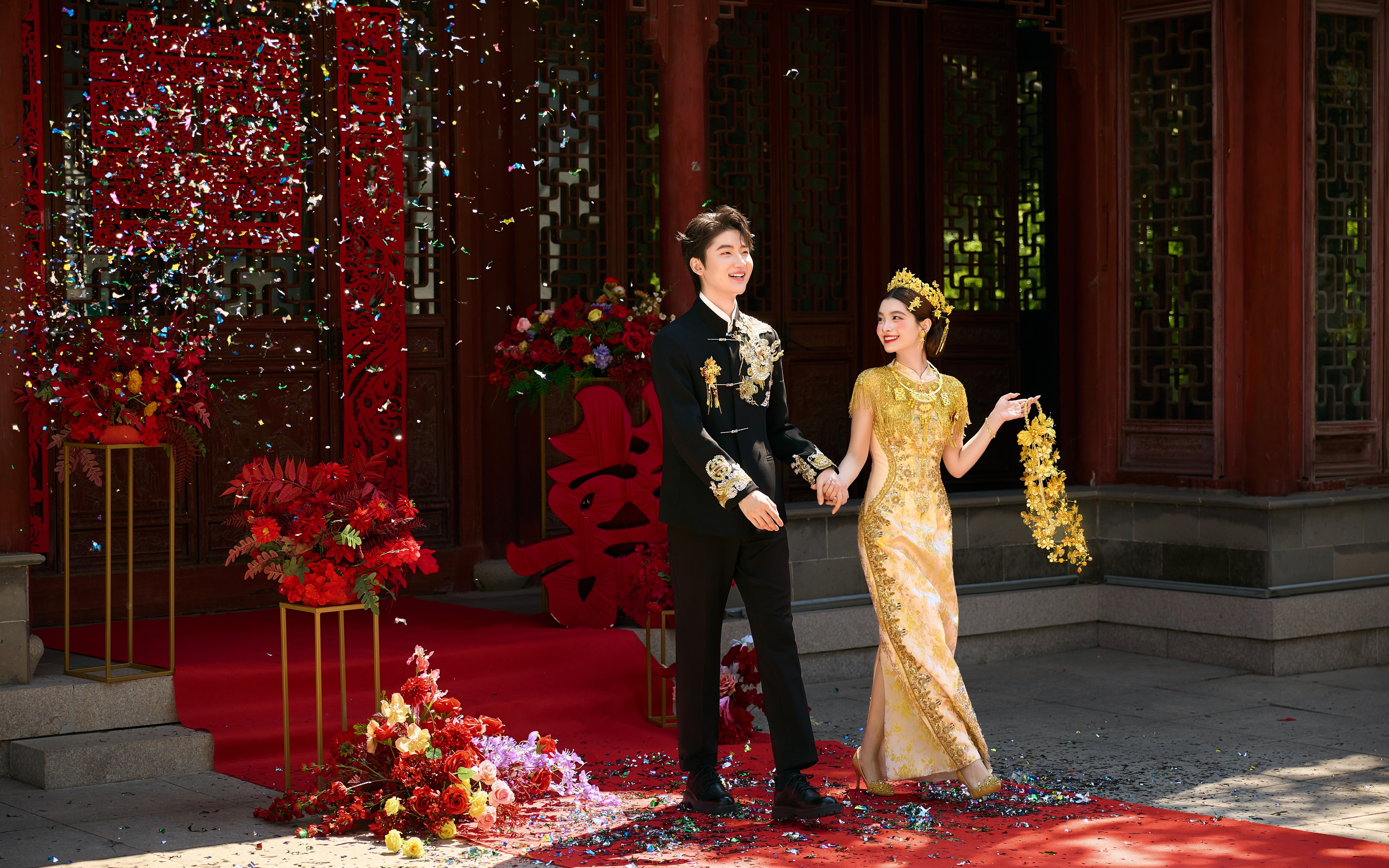 被朋友夸爆的新中式婚纱照，金色美到犯规