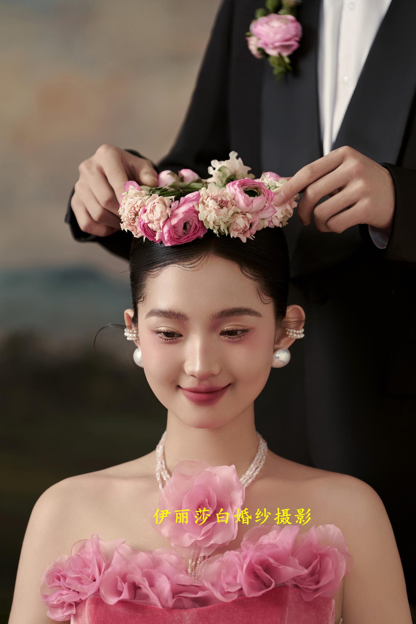 拍婚纱照3888套餐有跟妆+秀和+礼服 