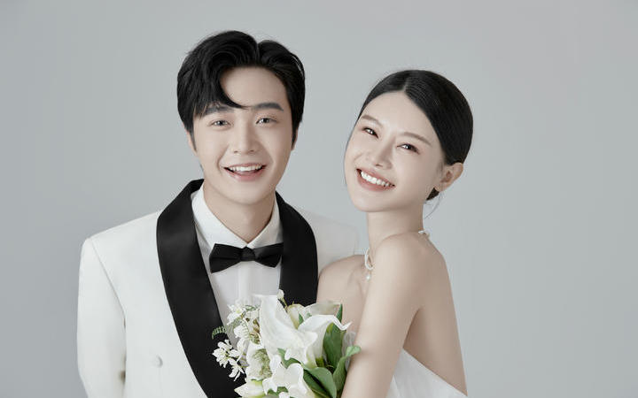 純色極簡(jiǎn)婚紗照