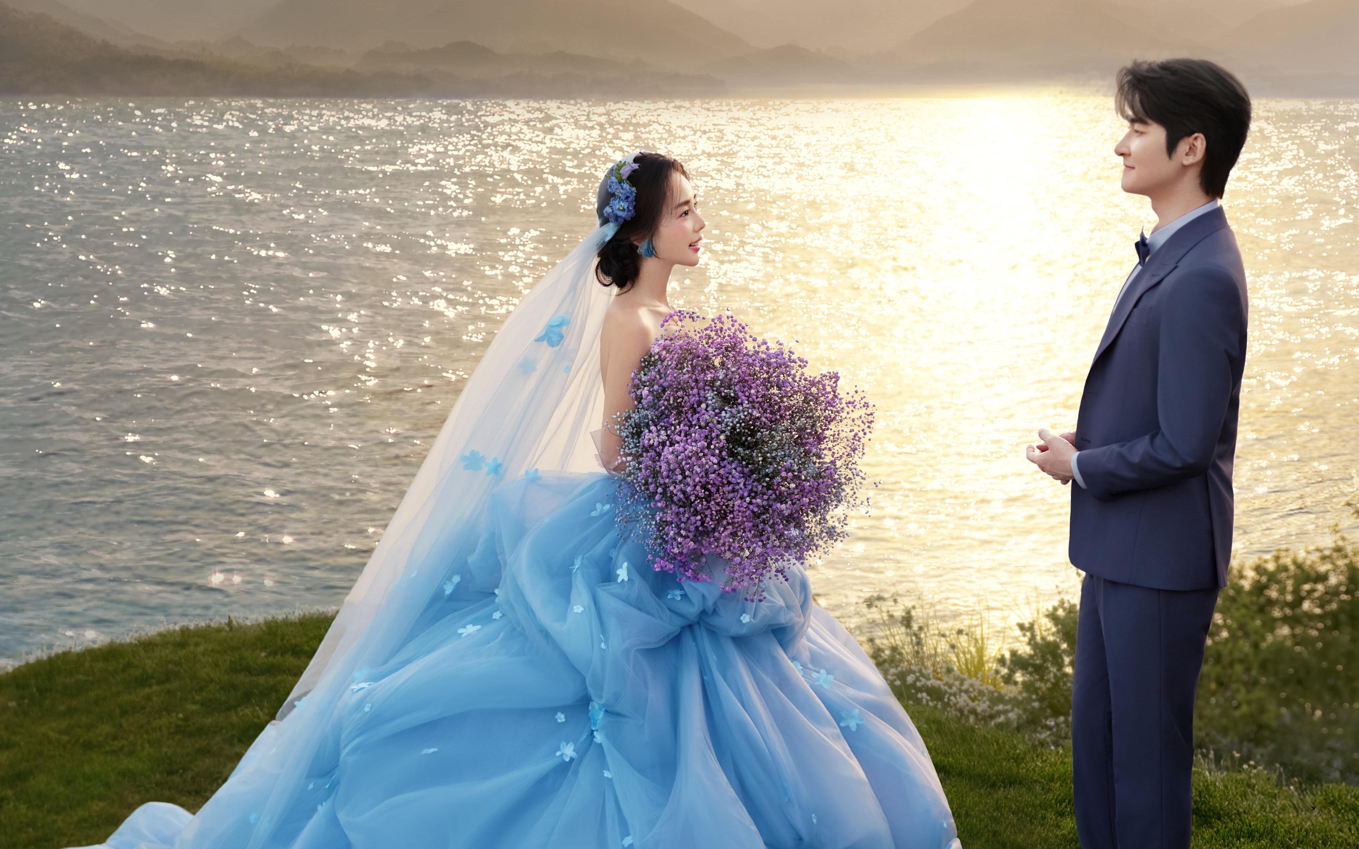 夕陽下的藍(lán)色花神婚紗照