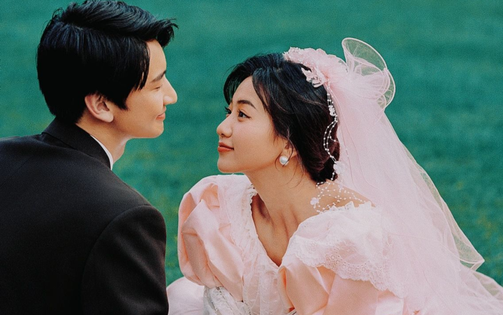 復(fù)古港風(fēng)草坪婚紗照