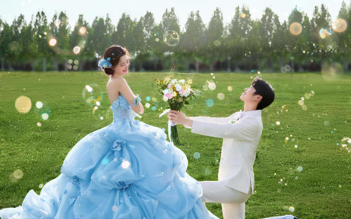 誰能拒絕一組超少女的草坪婚紗照~