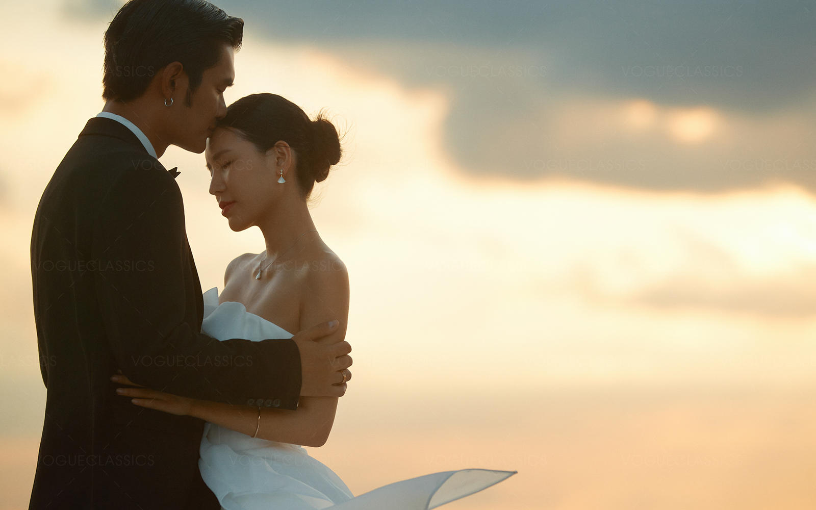 陷入落日弥漫的橘❤温柔的水边婚纱照