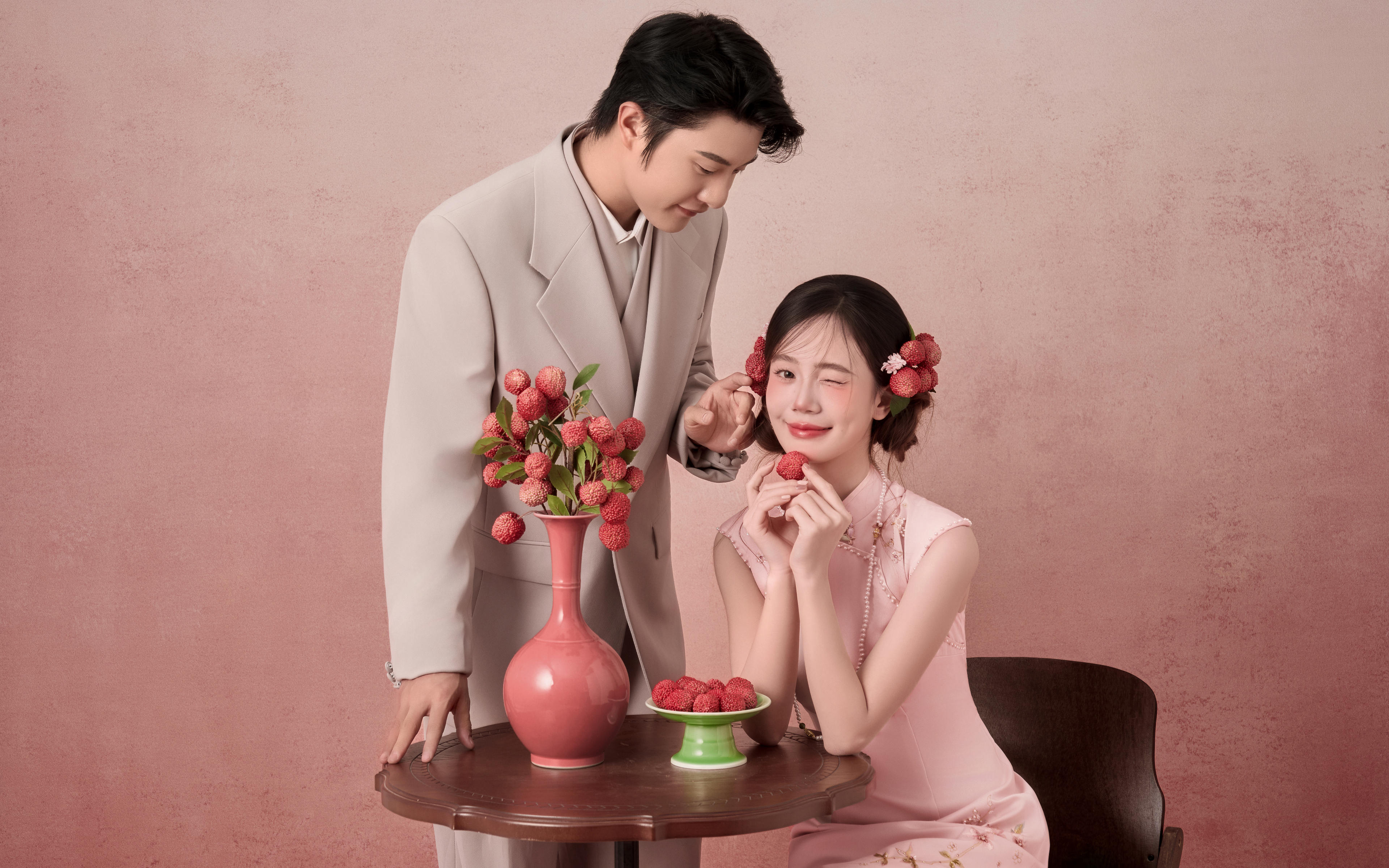 當(dāng)荔枝遇上粉色旗袍｜少女感婚紗照甜到犯規(guī)！