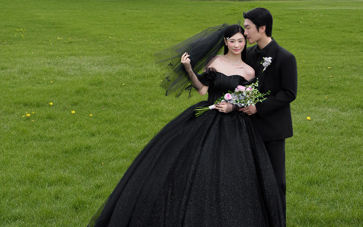 沒(méi)失望??少女感超強(qiáng)的黑紗草坪婚紗照