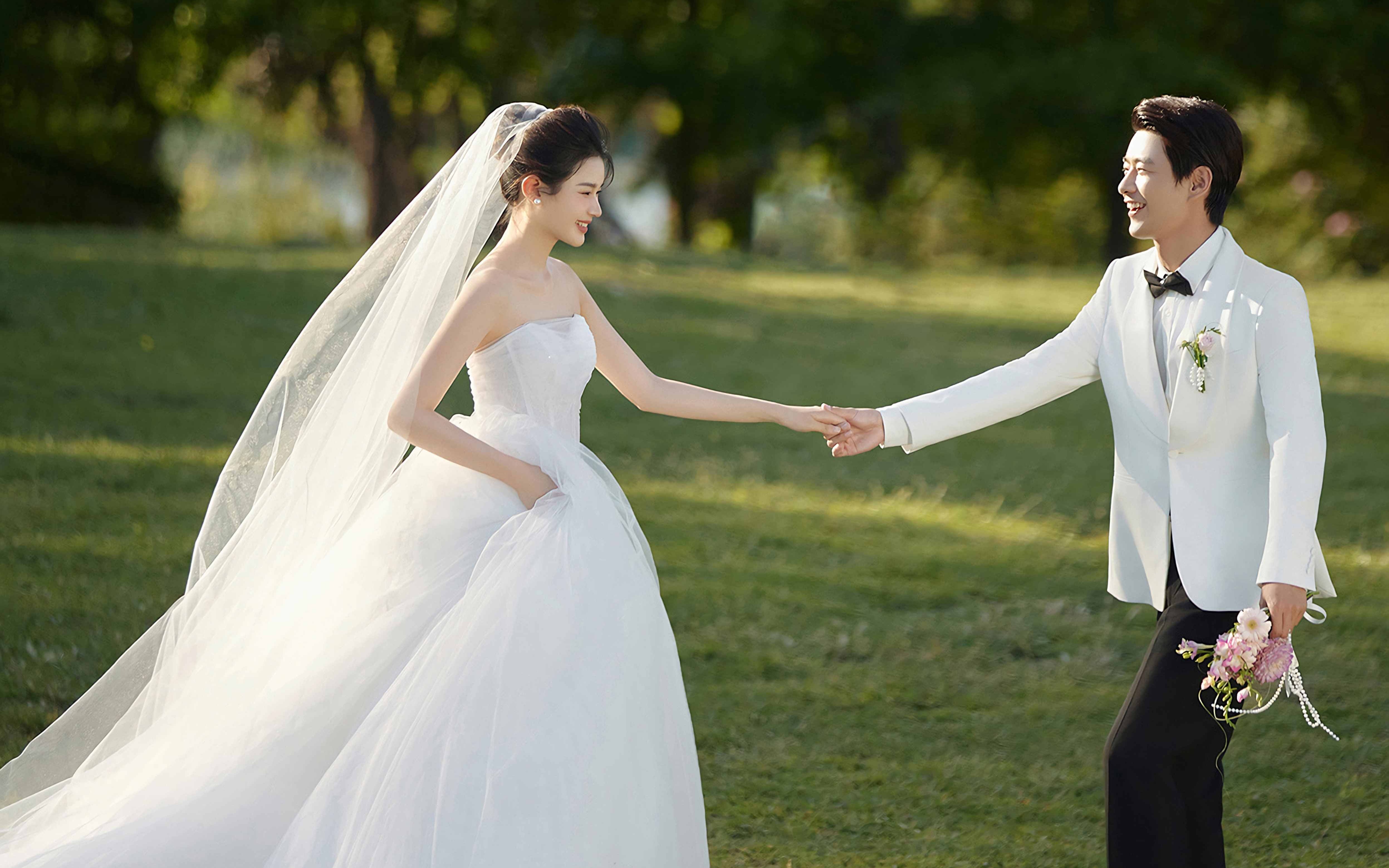 自然纪实森系草坪婚纱照