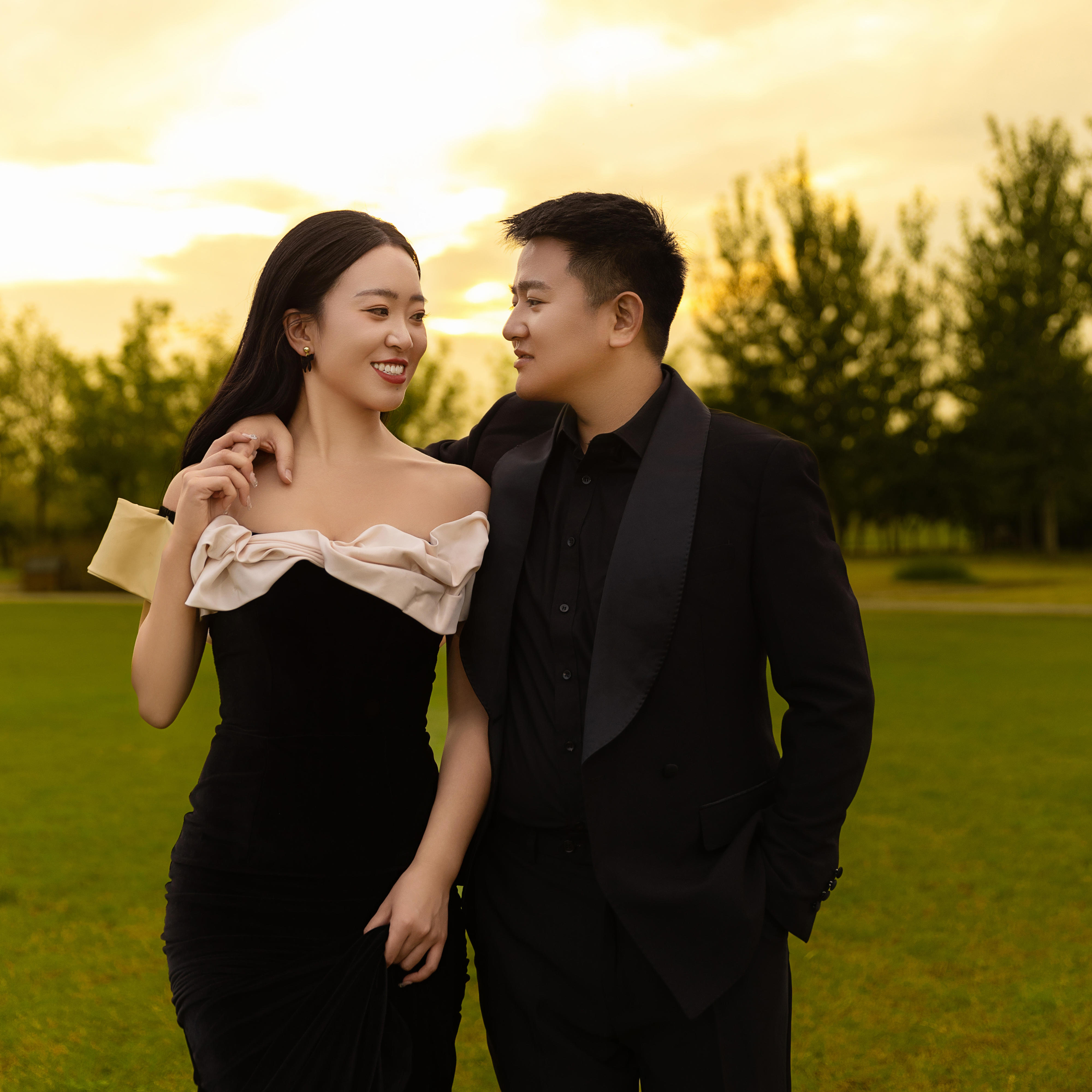 优雅，美好！夕阳下的赫本风婚纱照