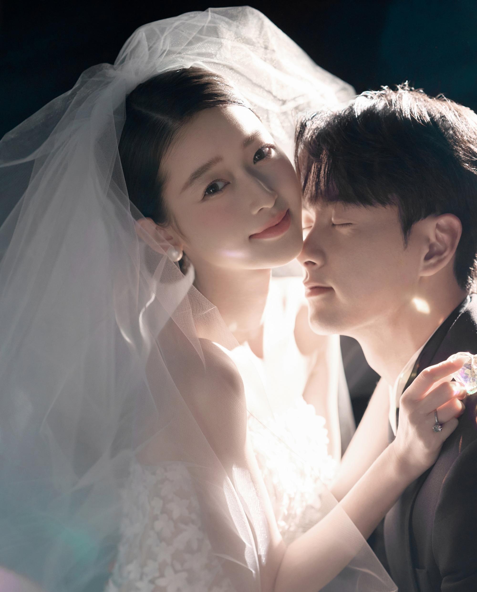 自帶柔光濾鏡的婚紗照｜把星河揉進(jìn)裙擺里