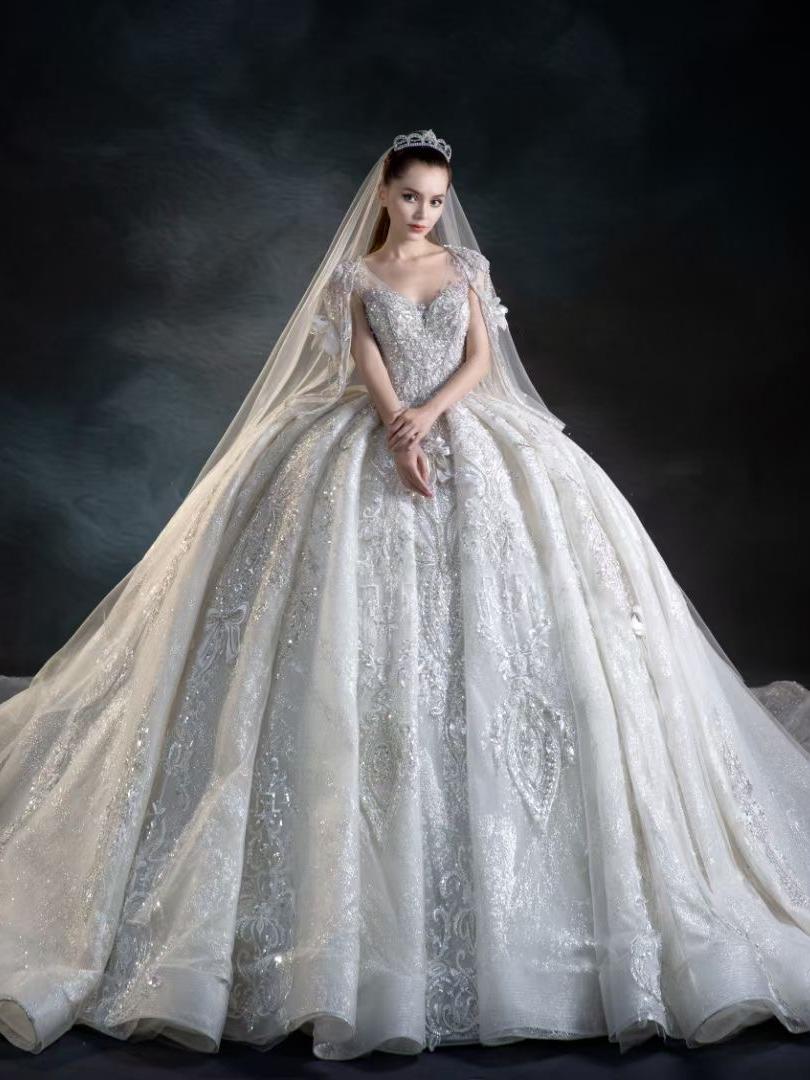 BRIDES 宫廷斗篷式重工主纱