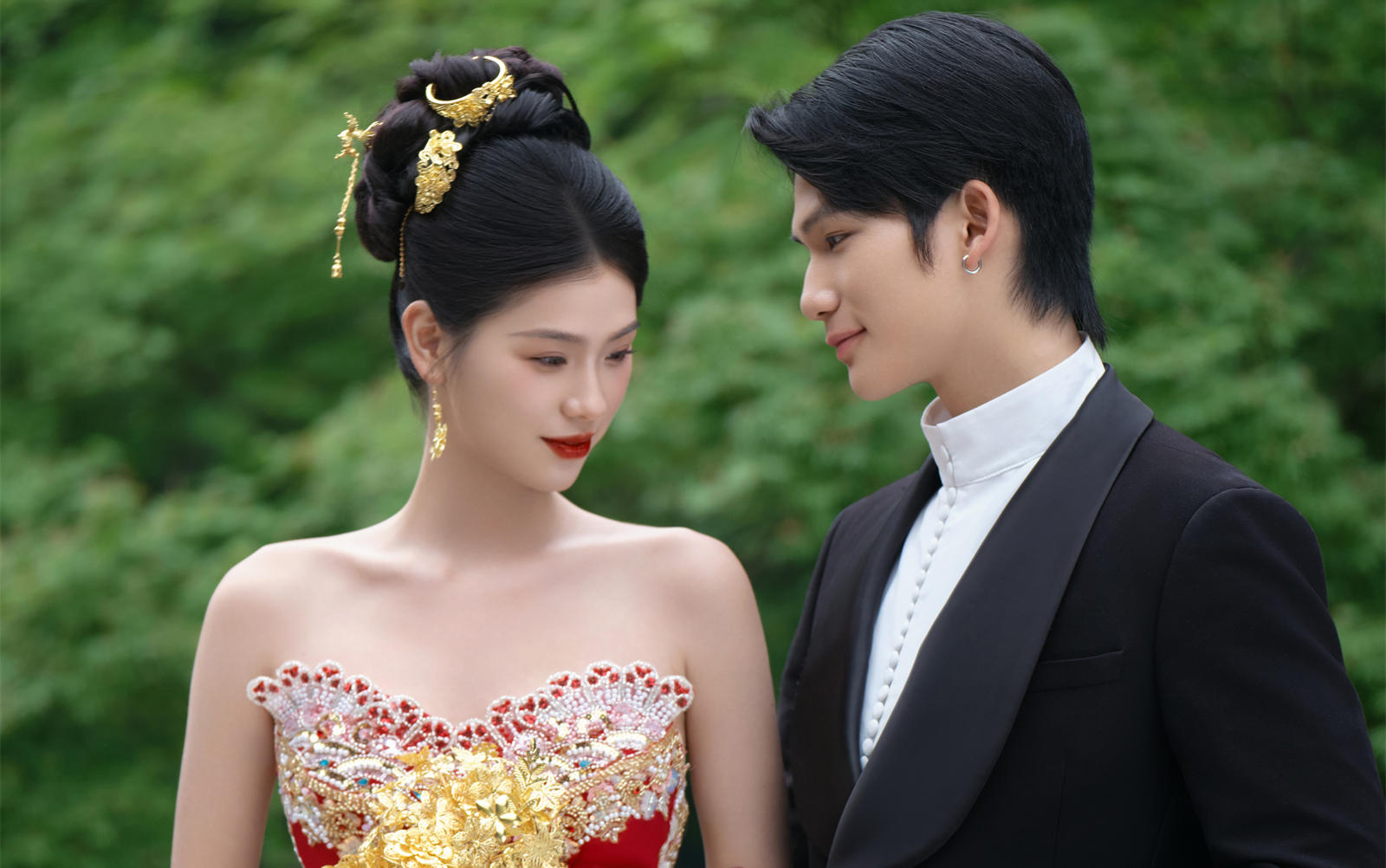 当印尼礼服邂逅江南园林｜这组新中式婚纱照美到失语