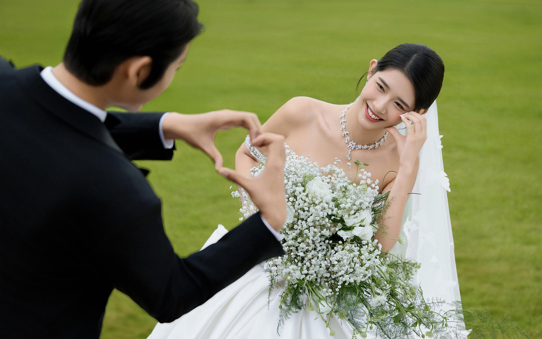 美到失语！好喜欢这种松弛感的草坪婚纱照