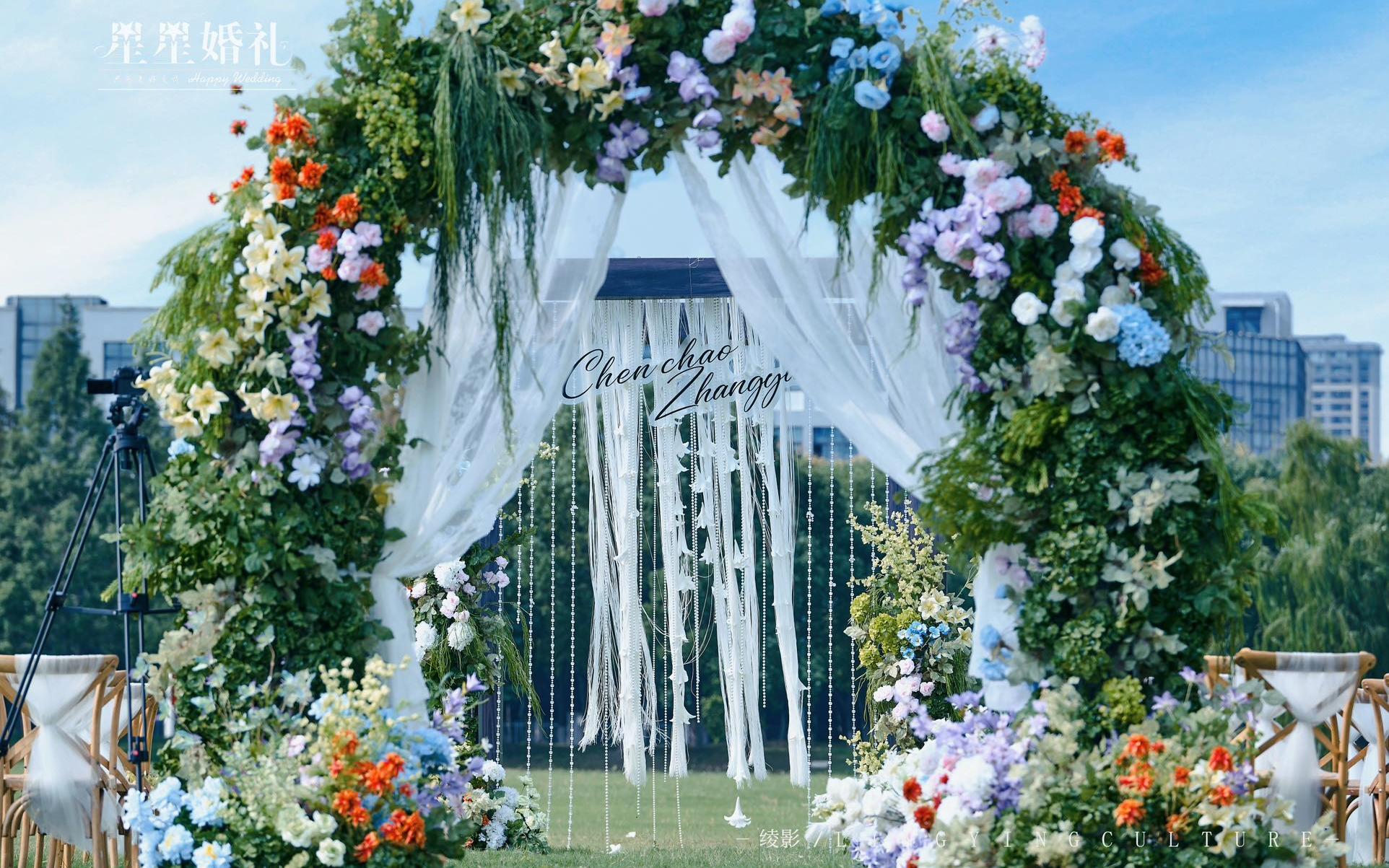 跳色多巴胺风格，点亮户外婚礼新意