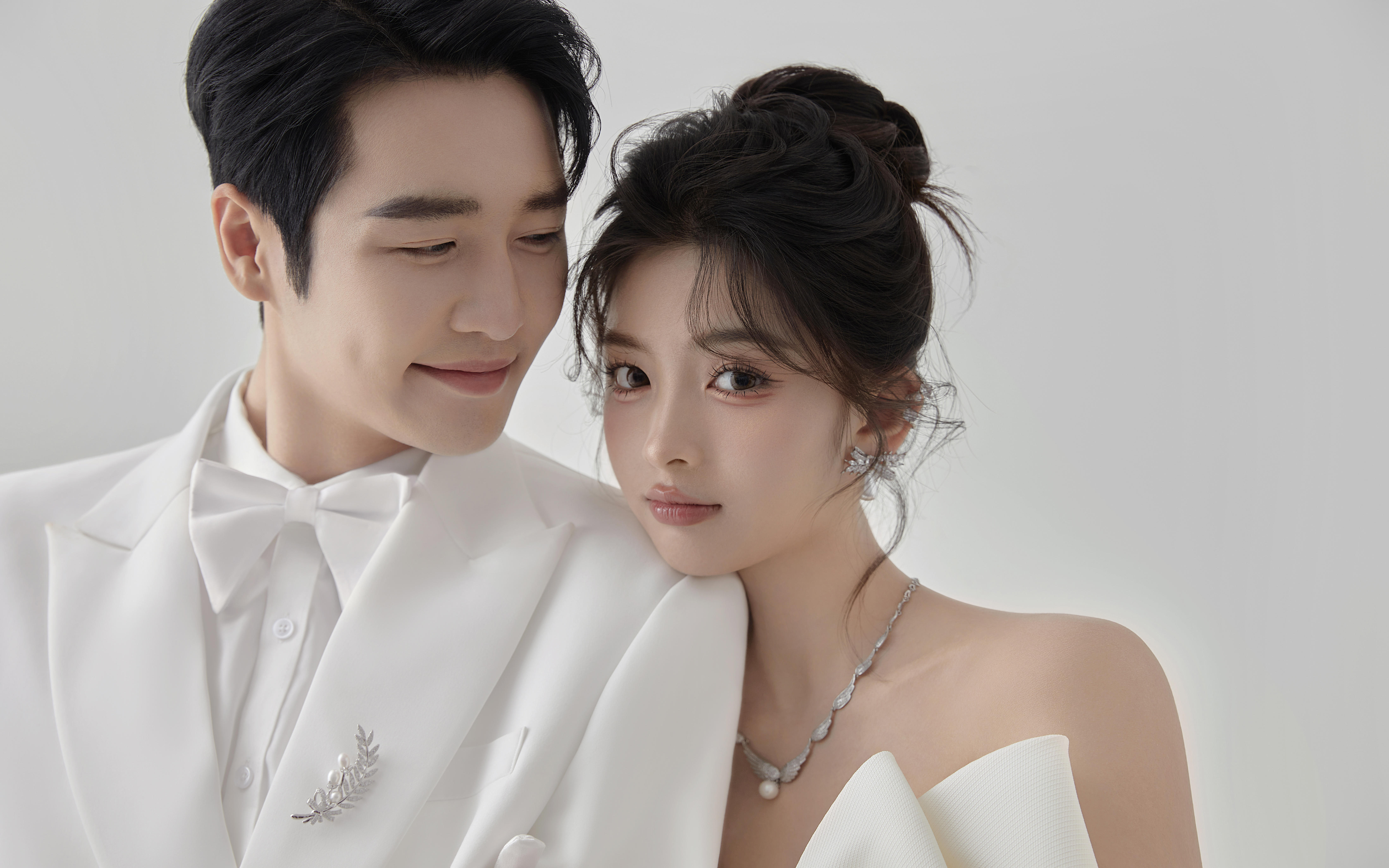 利落剪裁勾勒曲线，高级留白+质感光影，必拍婚照