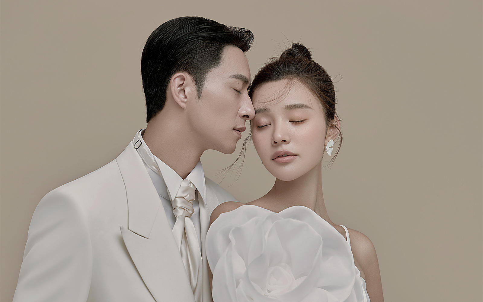 一眼就爱上的简约高级感 室内极简婚纱照