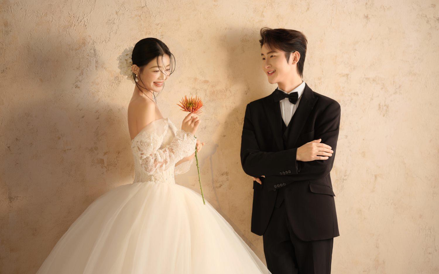 暖调光影 + 鲜花，婚纱照也能这么治愈