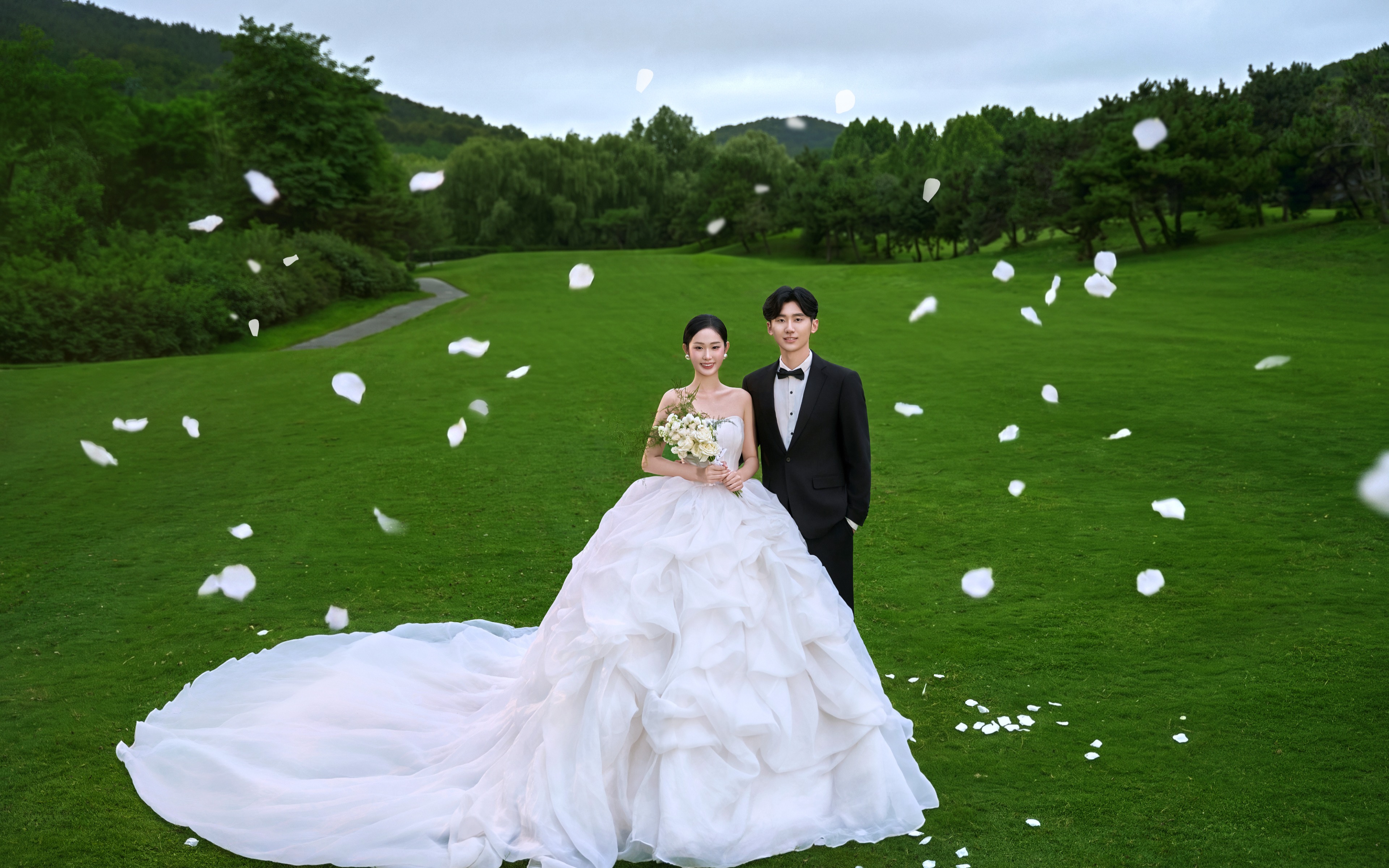 谁懂啊！大连这组草坪婚纱照氛围感直接封神