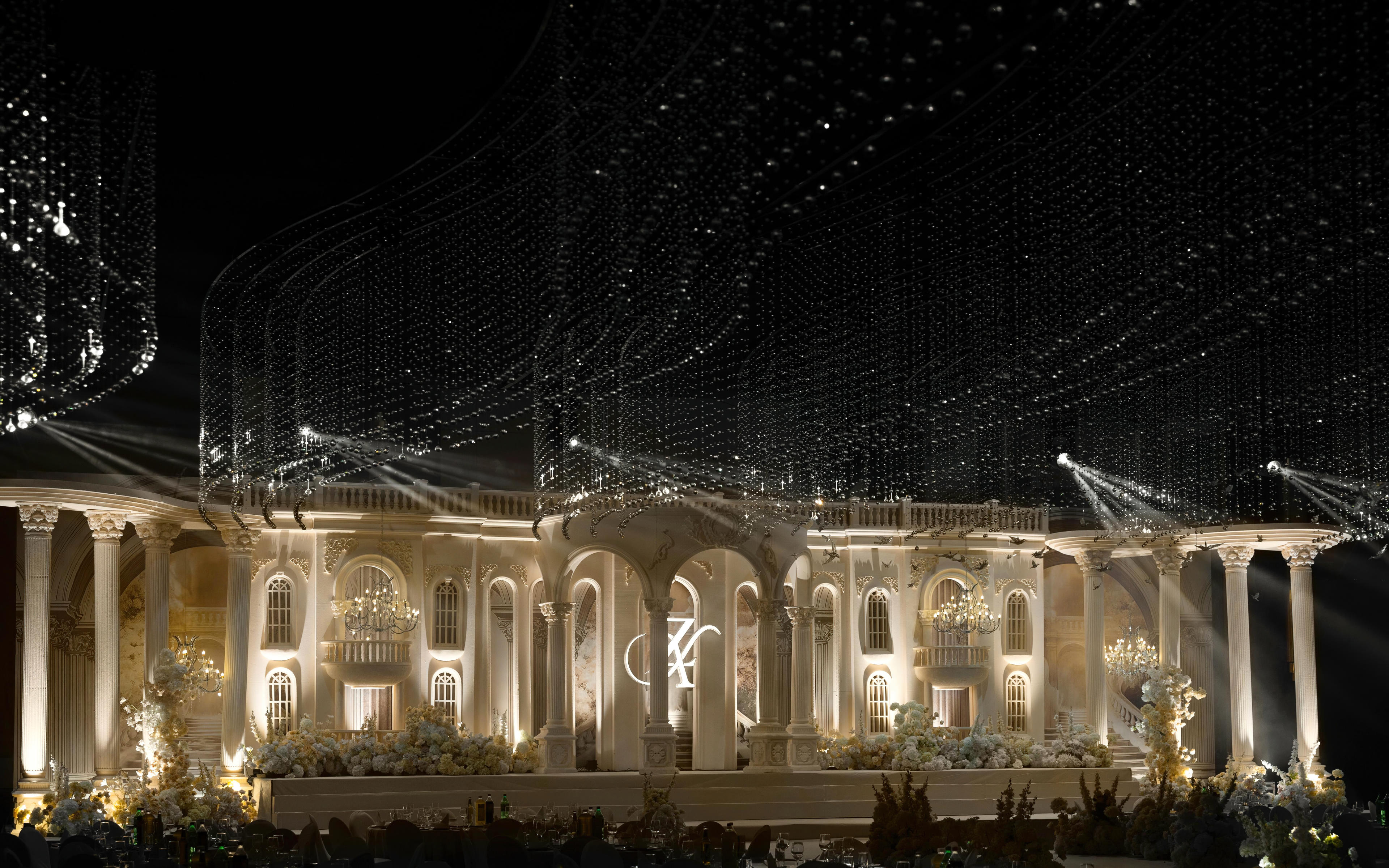 金色辉映水晶之润，勾勒精致视觉体验